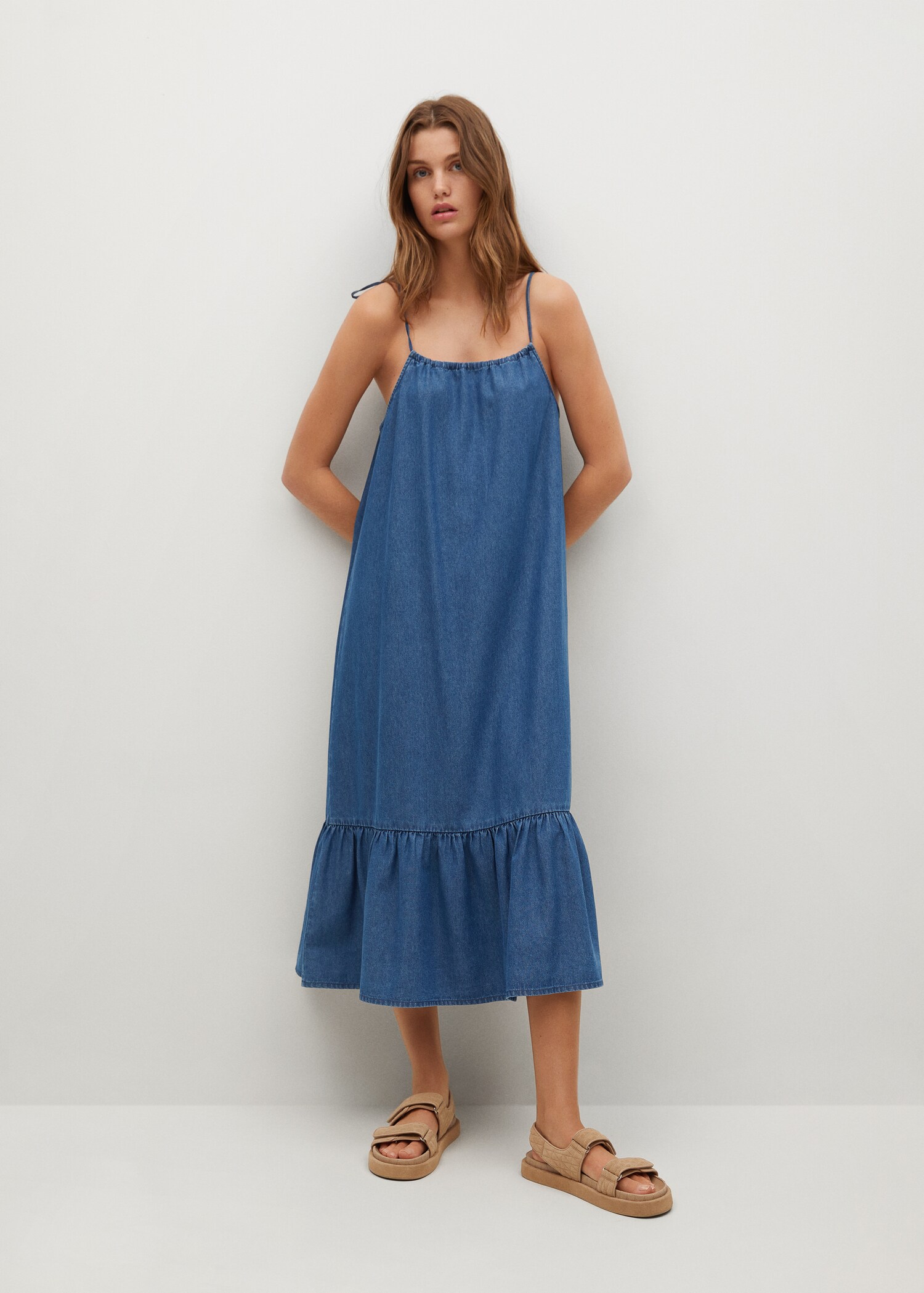 Vestido denim volante - Plano general