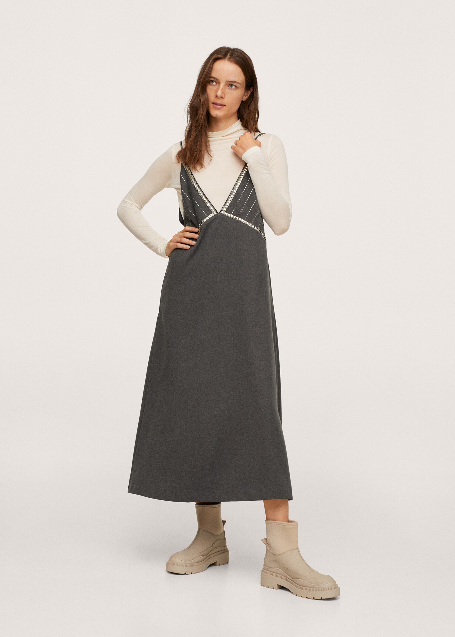 Vestido escote tachuelas - Plano general