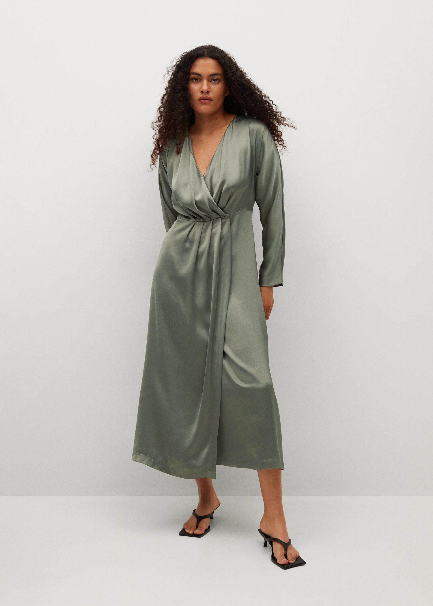 Vestido plisado satinado - Plano general