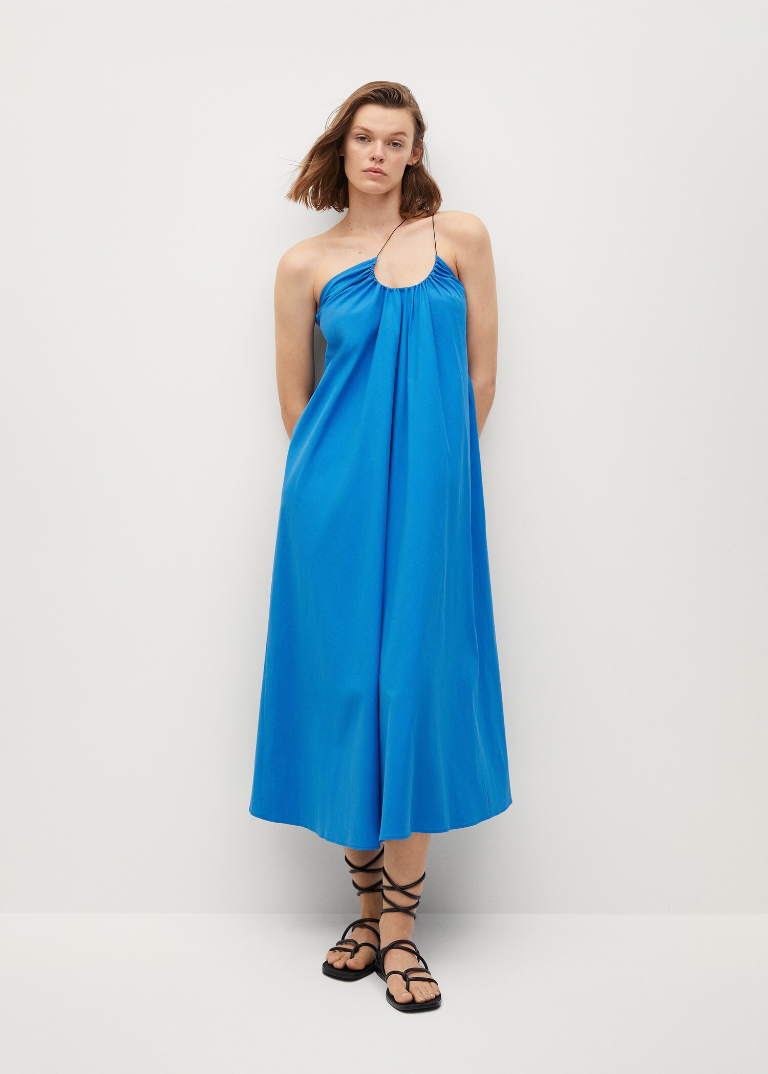 Vestido escote cruzado - Plano general