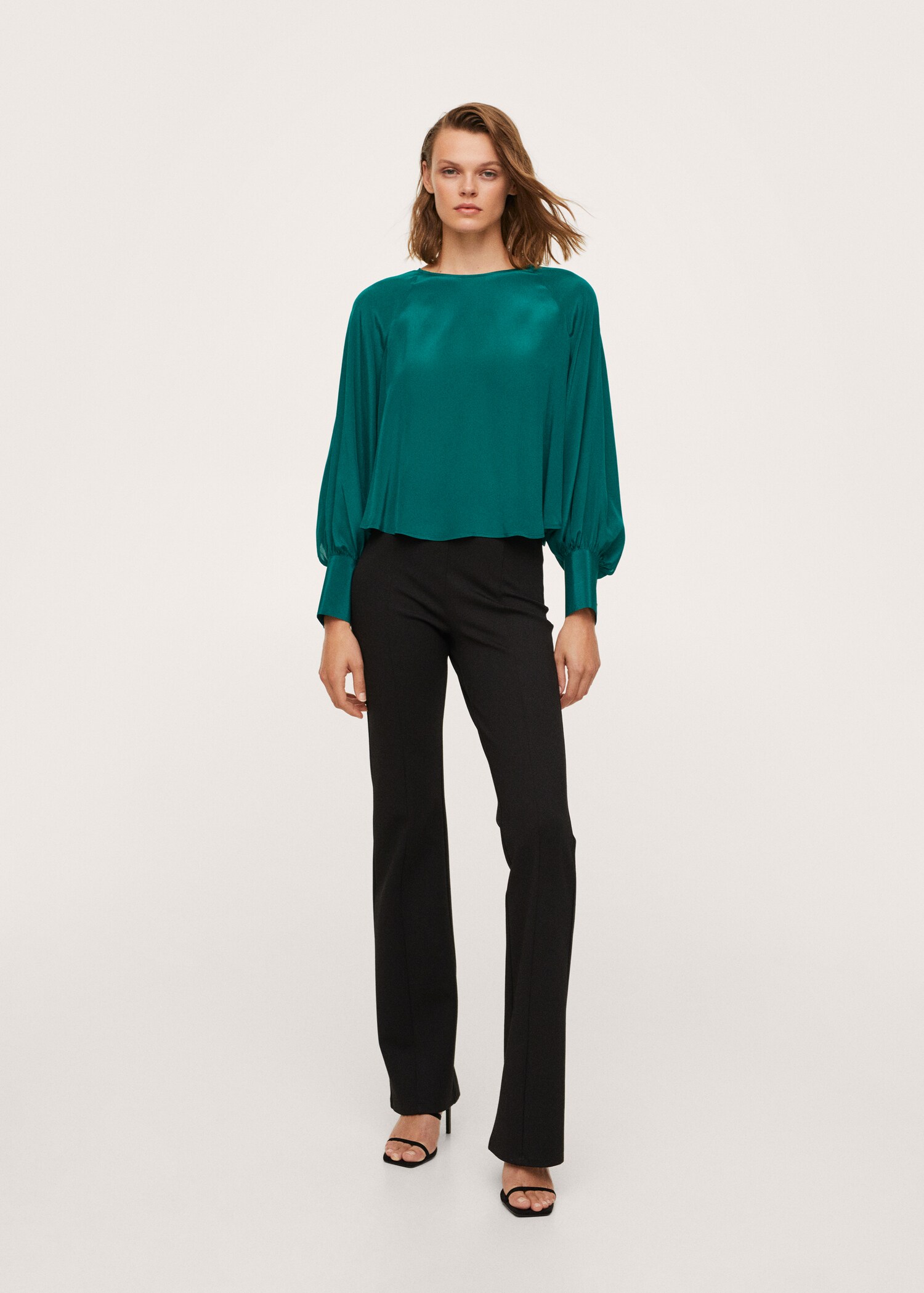 Blusa crop satinada - Plano general