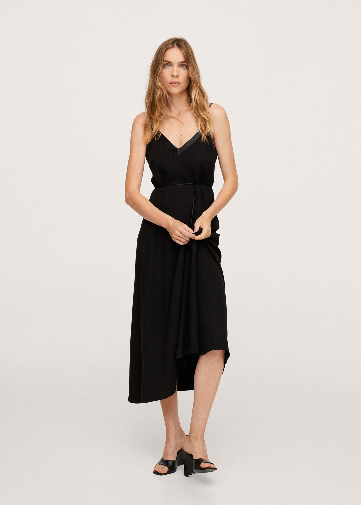 Vestido midi fluido - Plano general