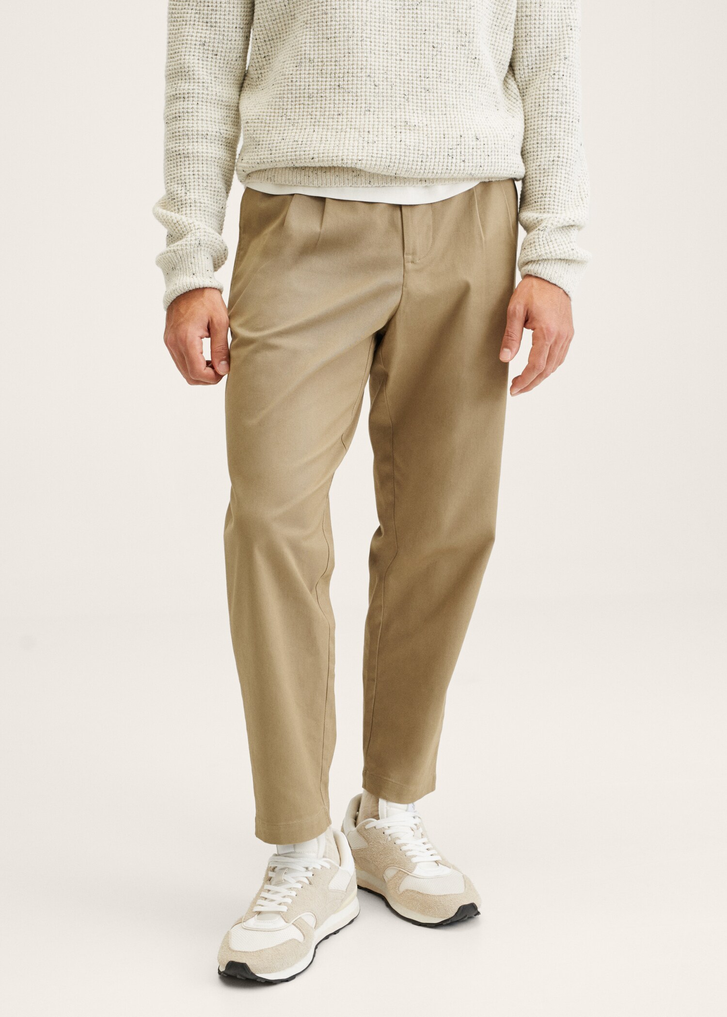 Kalhoty regular fit se záševky - Náhled ve středové rovině