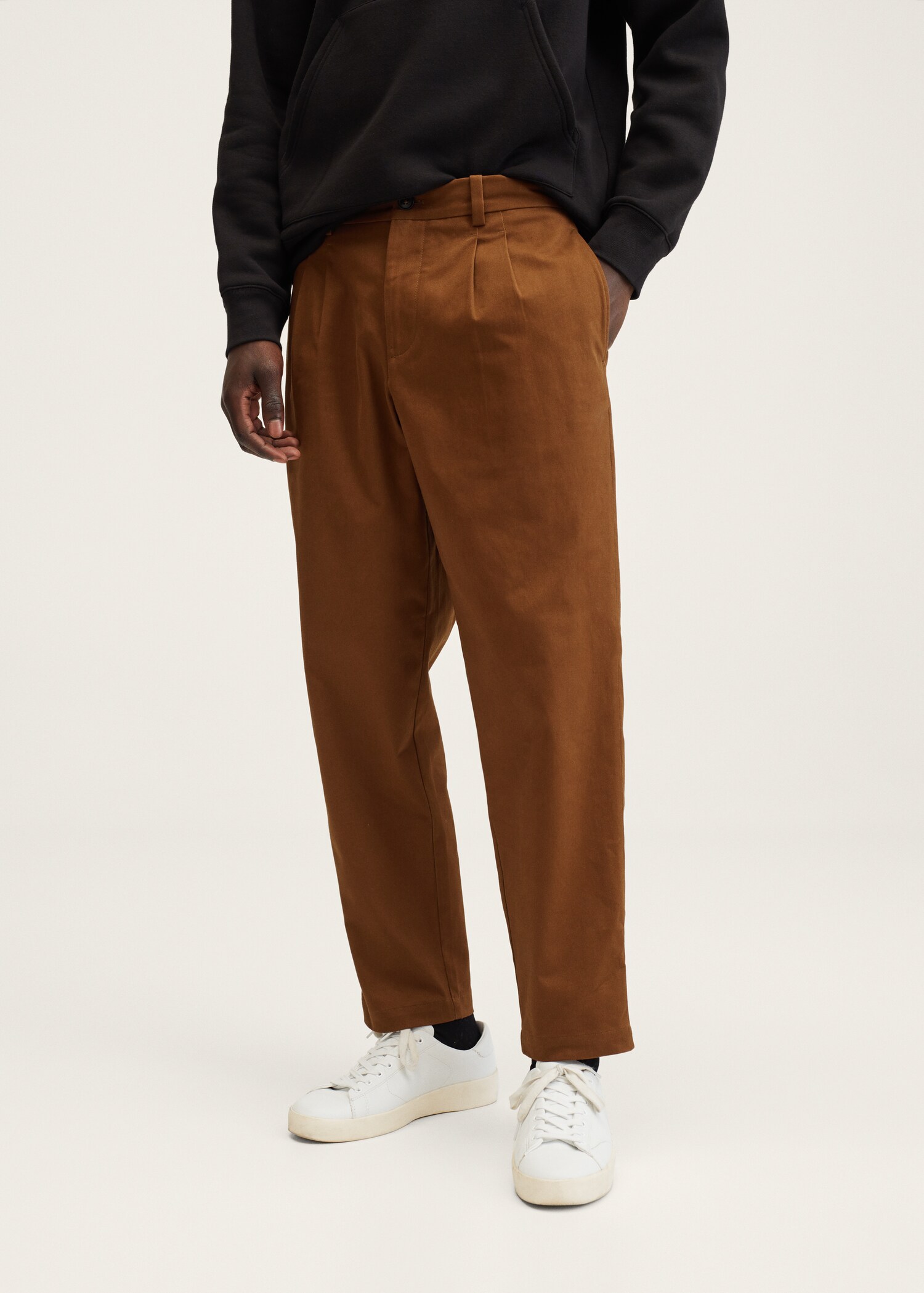 Kalhoty regular fit se záševky - Náhled ve středové rovině