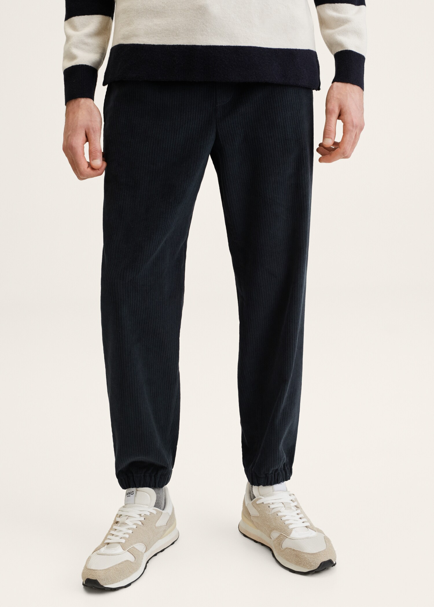 Pantalón jogger pana - Plano medio
