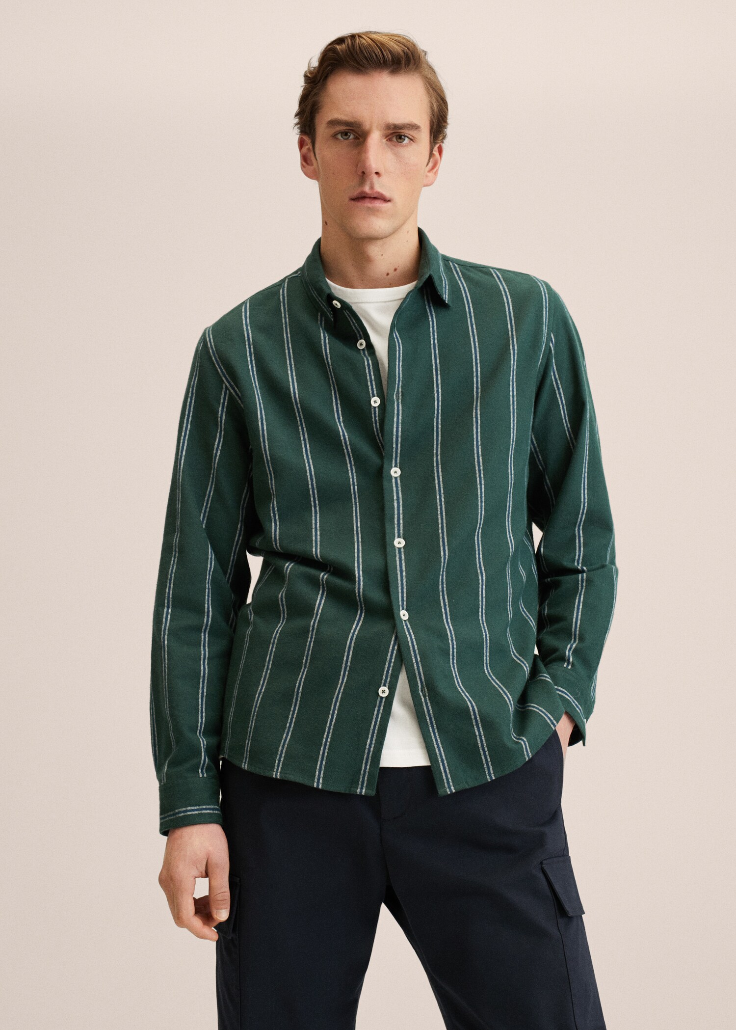 Camisa franela rayas - Plano medio