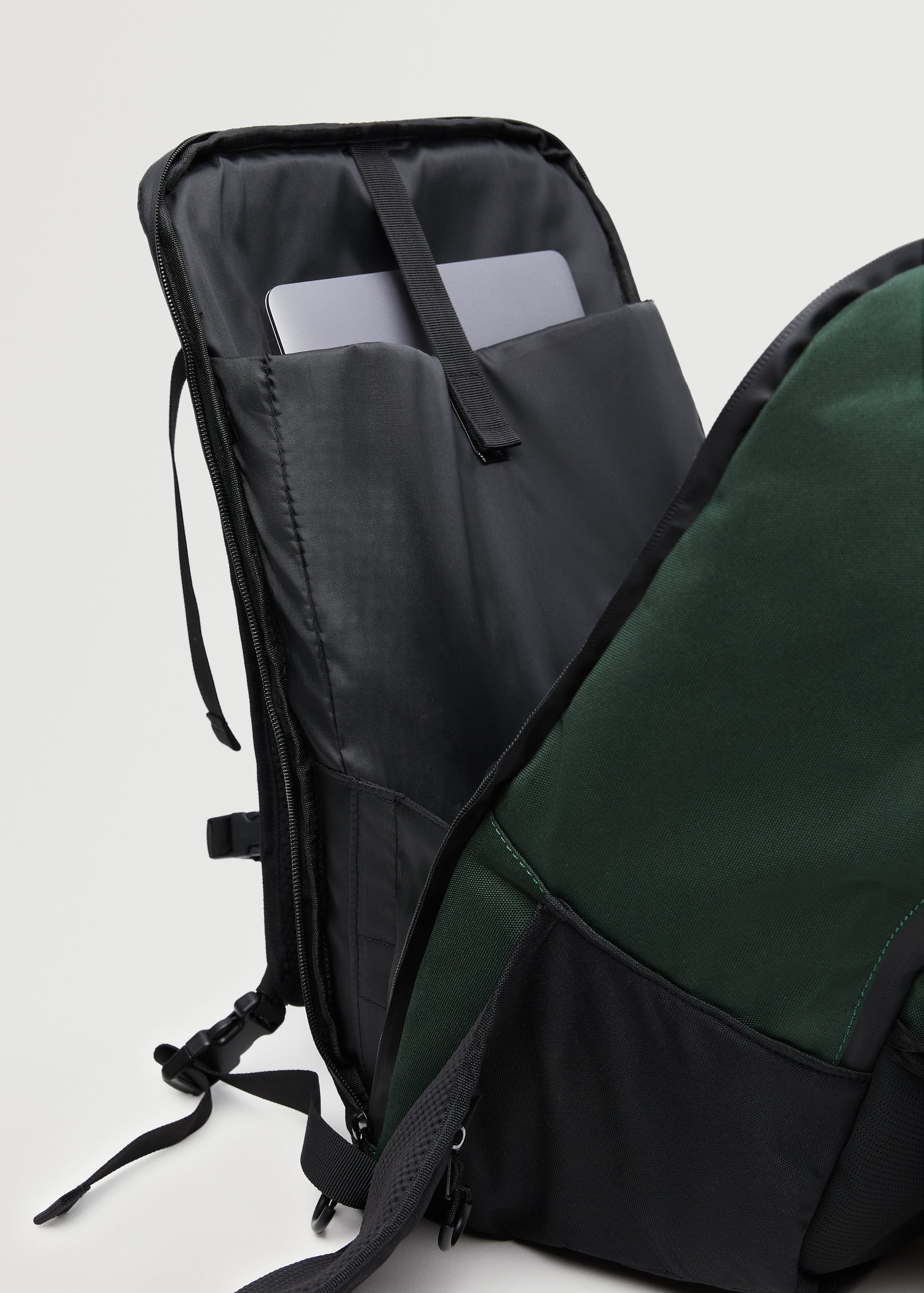 Multifunctional contrasting backpack - Details of the article 2