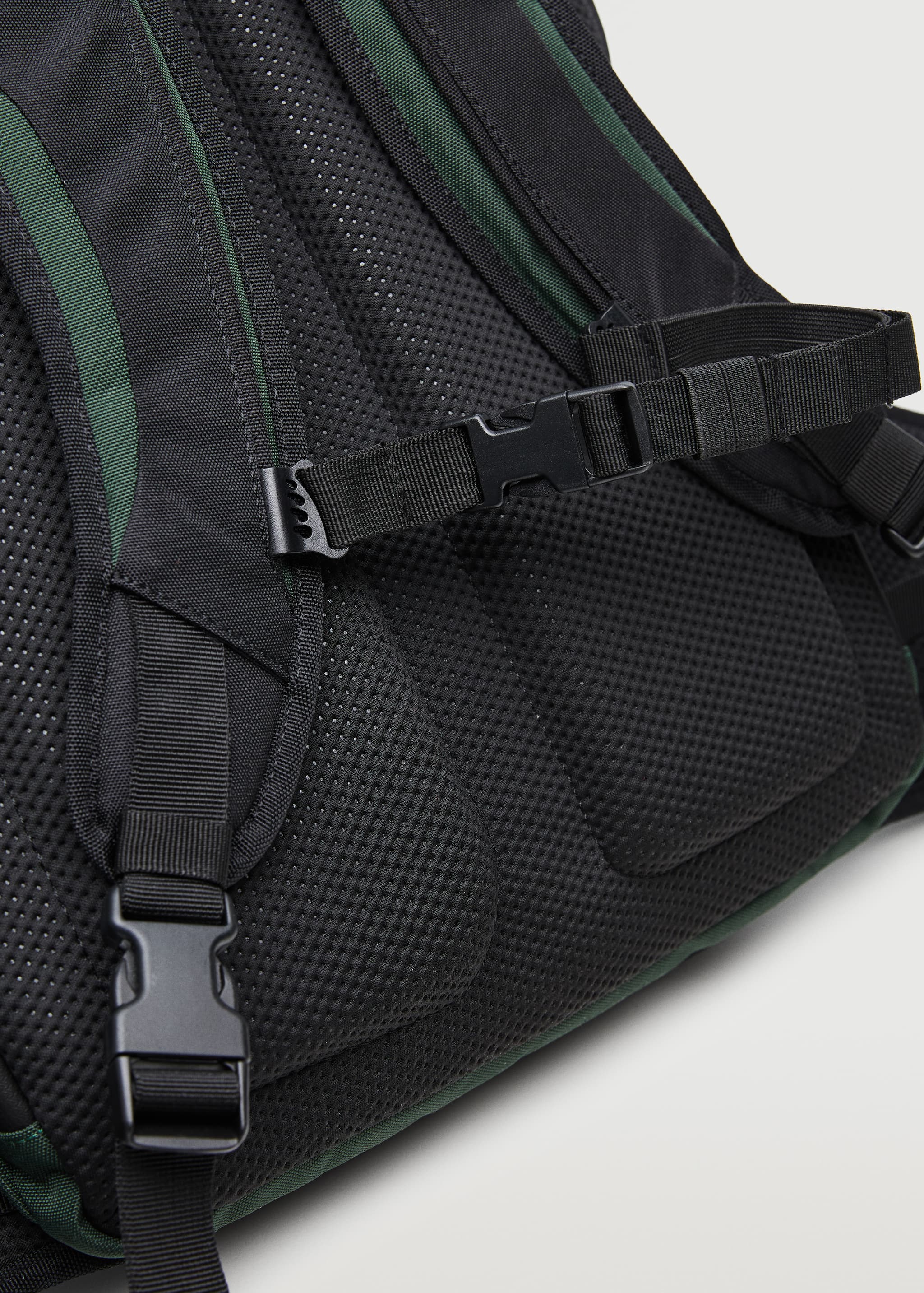 Multifunctional contrasting backpack - Details of the article 3