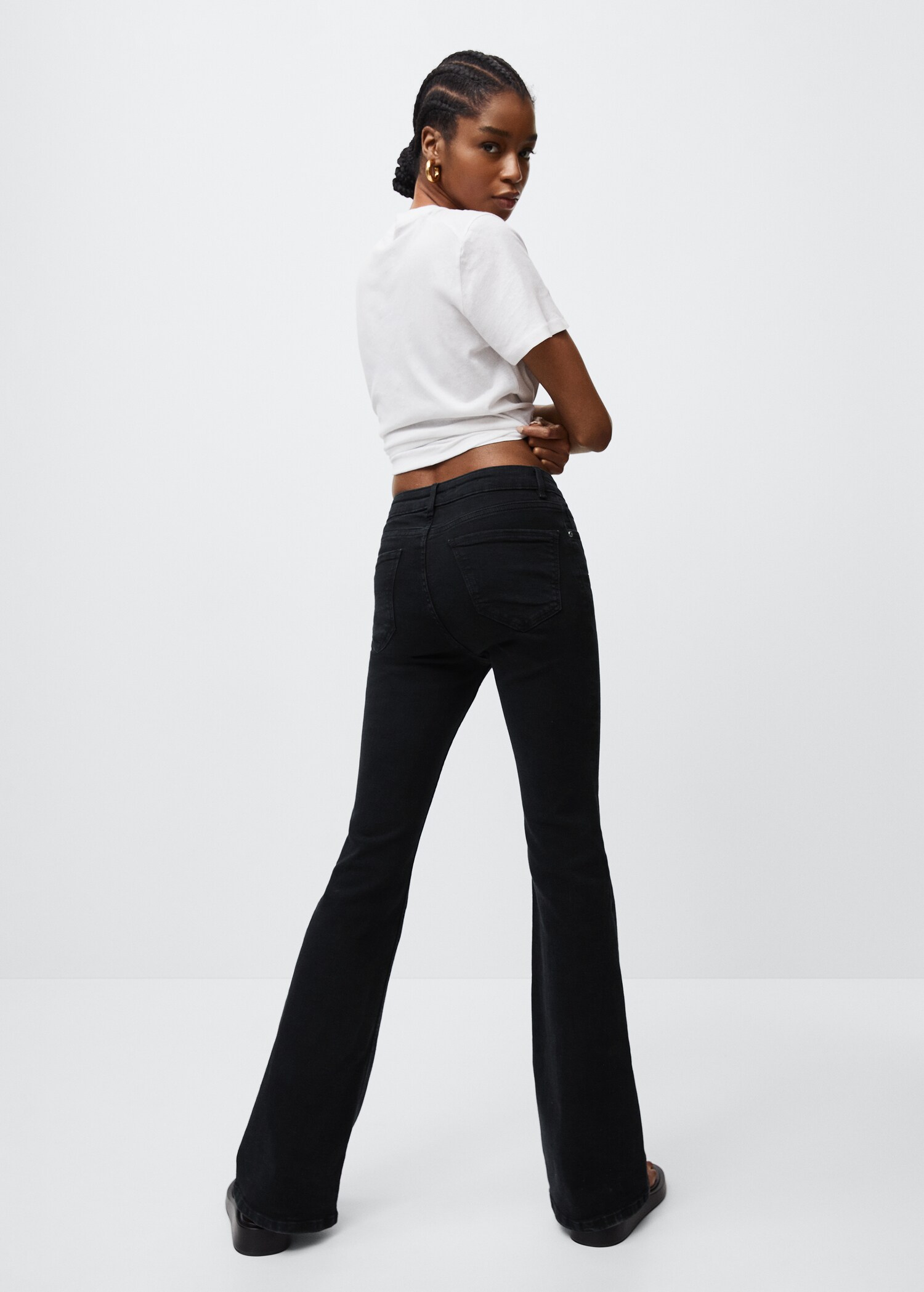 Flared-Jeans mit mittlerer Bundhöhe - Rückseite des Artikels