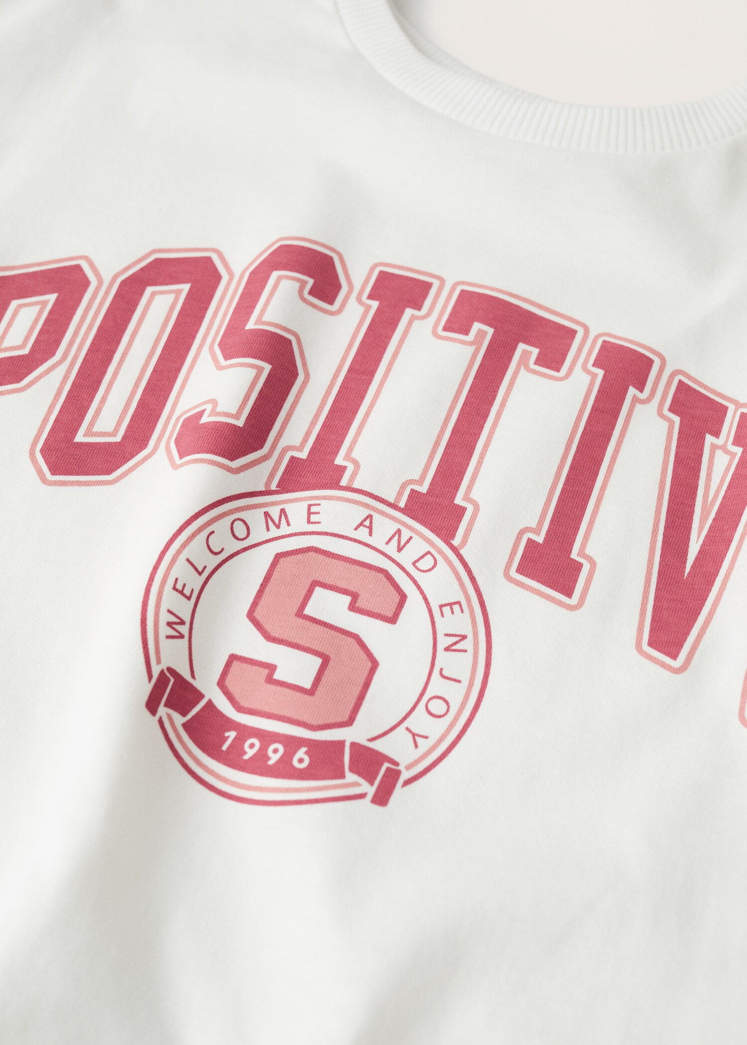 Long-sleeved t-shirt with message - Details of the article 8