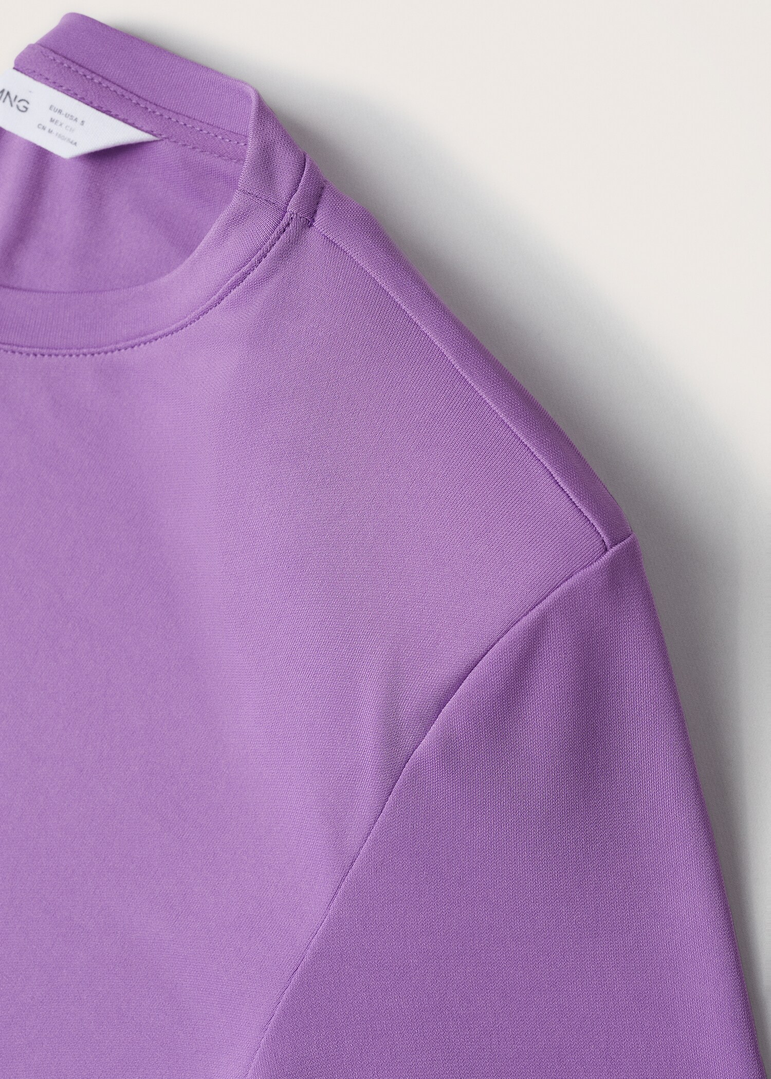 Short-sleeved t-shirt with shoulder pads  - Details of the article 8