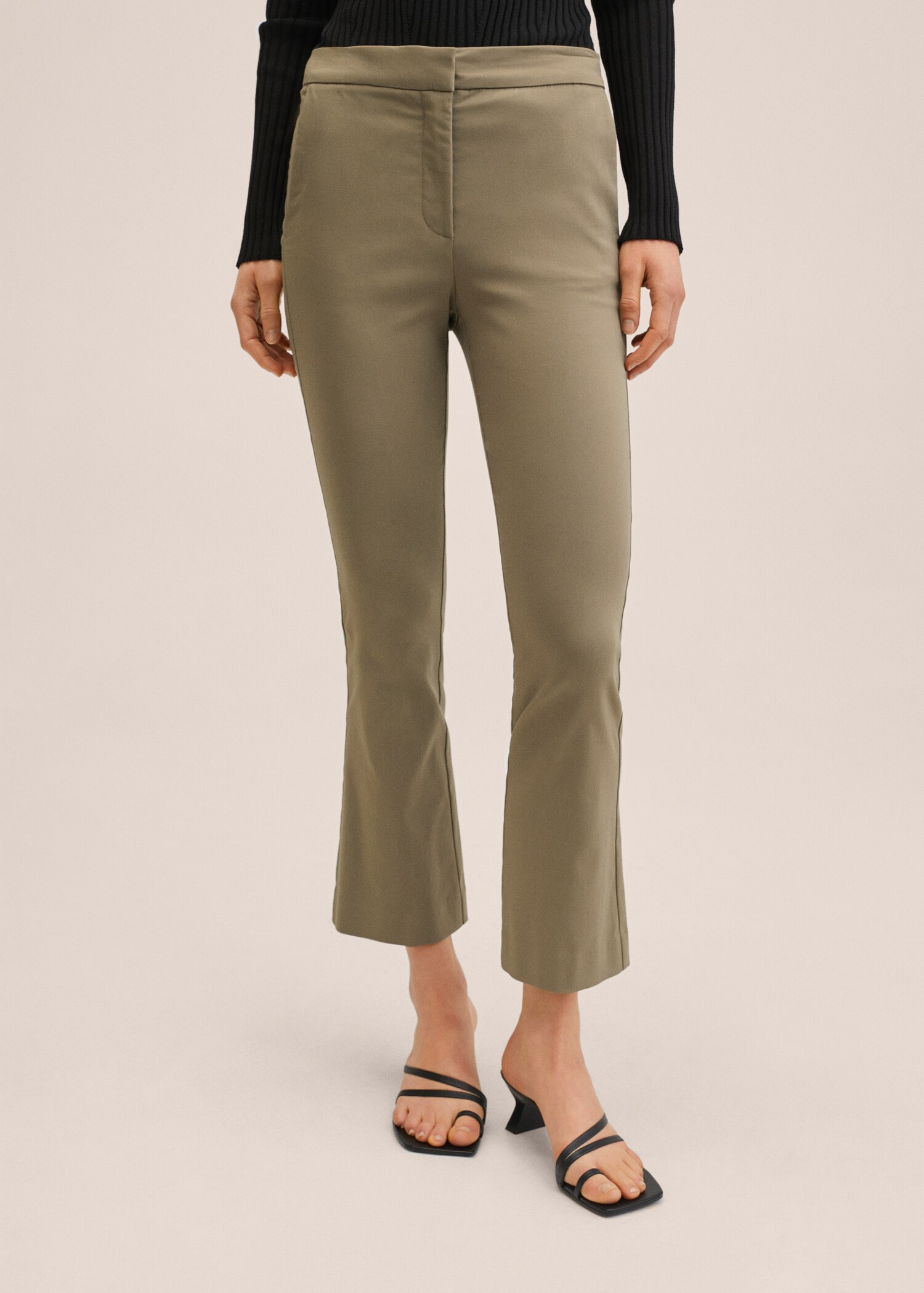 Pantalón flare crop - Plano medio