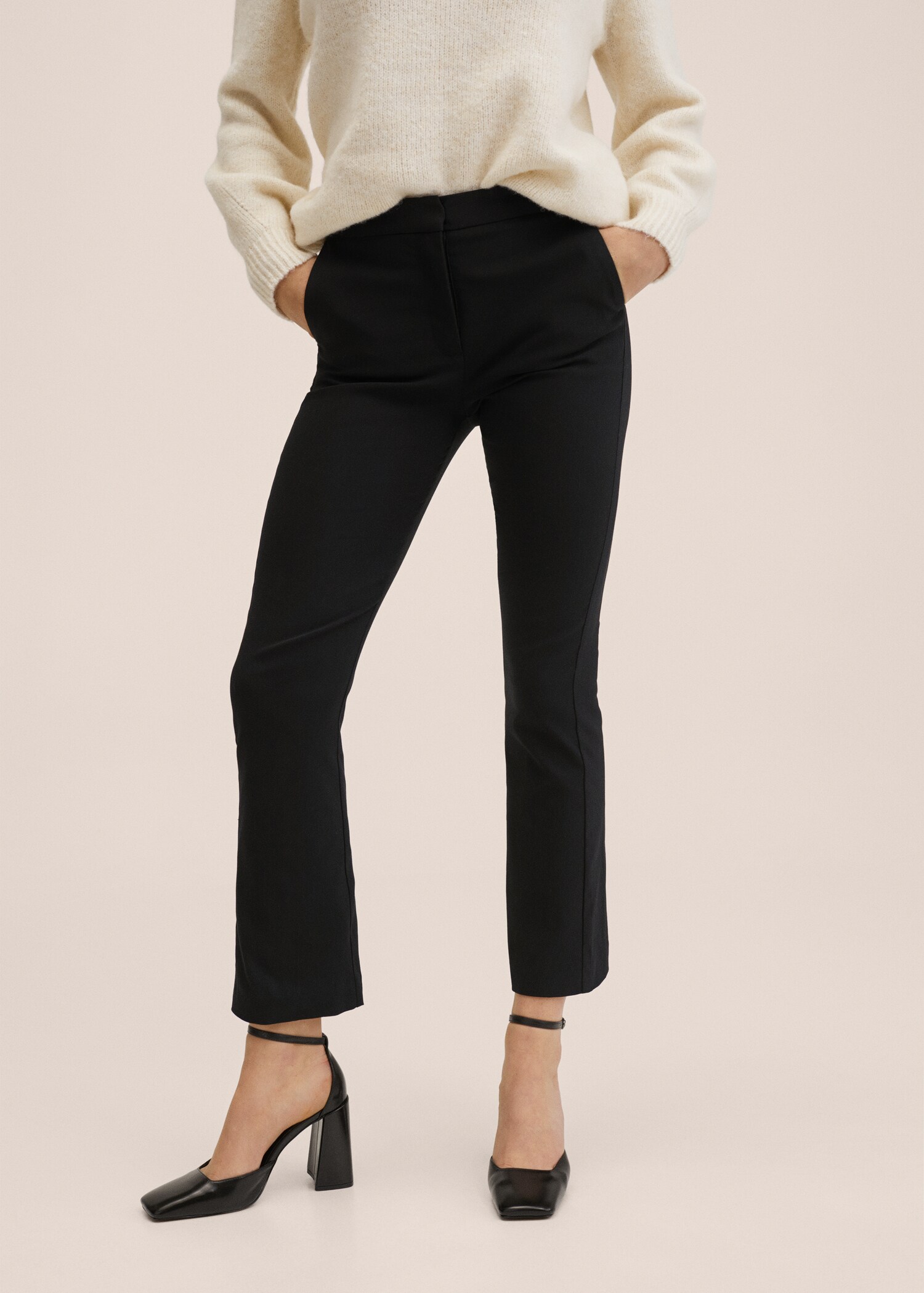 Pantalón flare crop - Plano medio