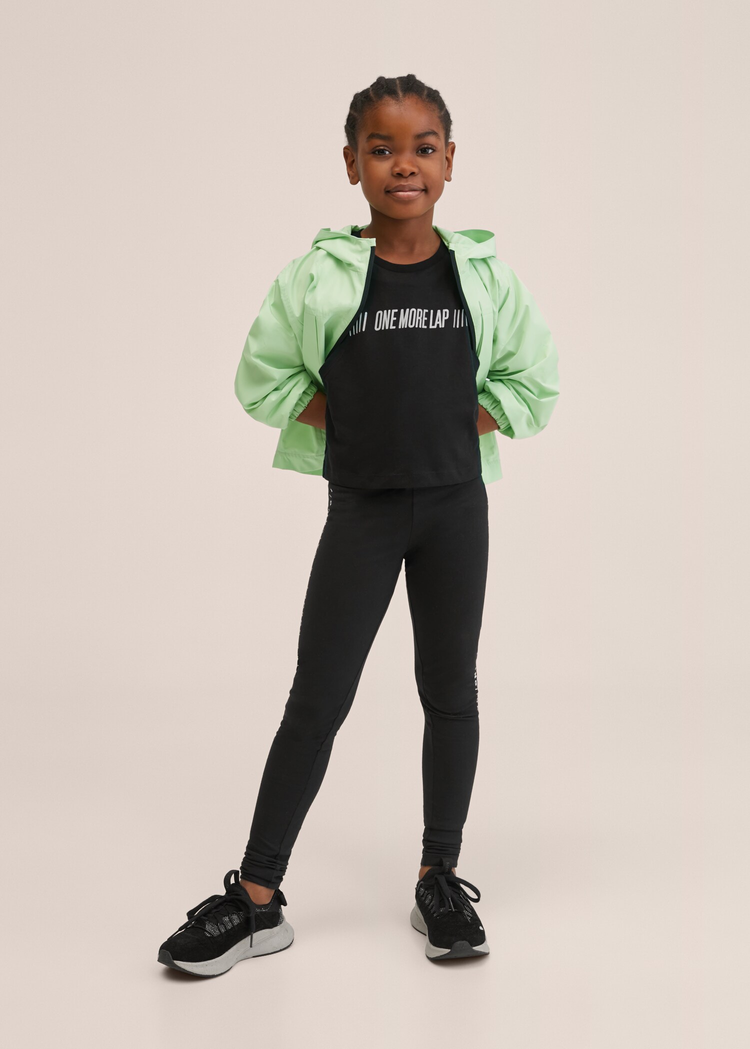 Camiseta crop mensaje - Plano medio