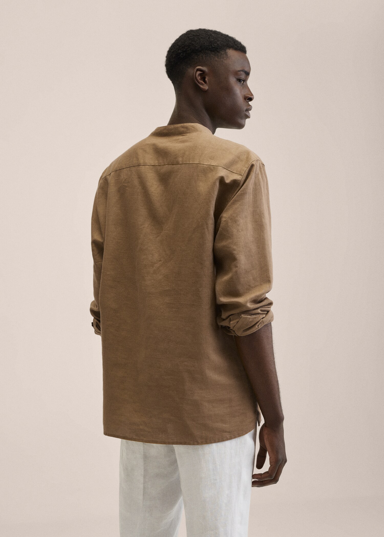 Cotton linen shirt with mandarin collar - Reverse of the article