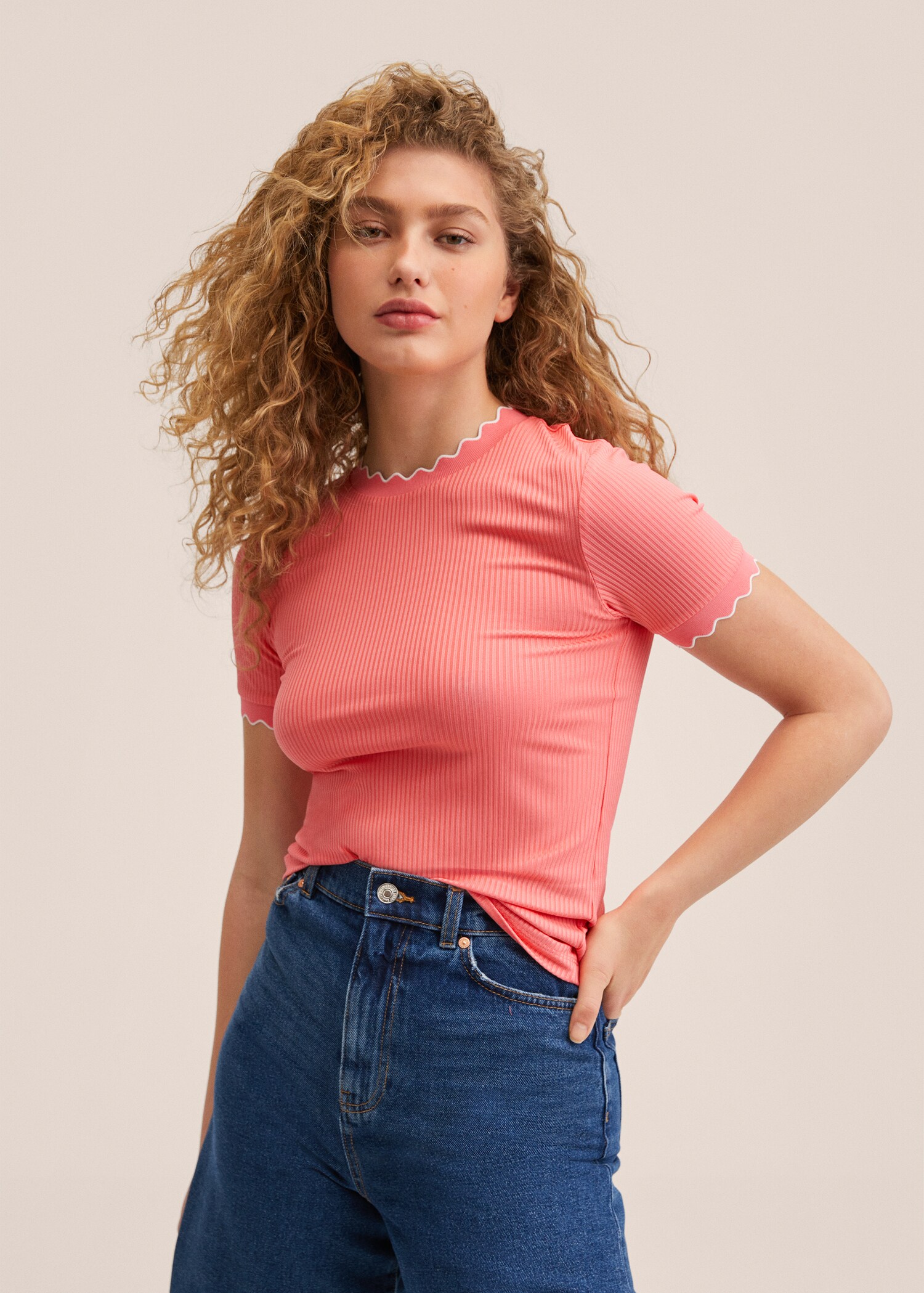 Camiseta terminaciones festoneadas - Plano medio