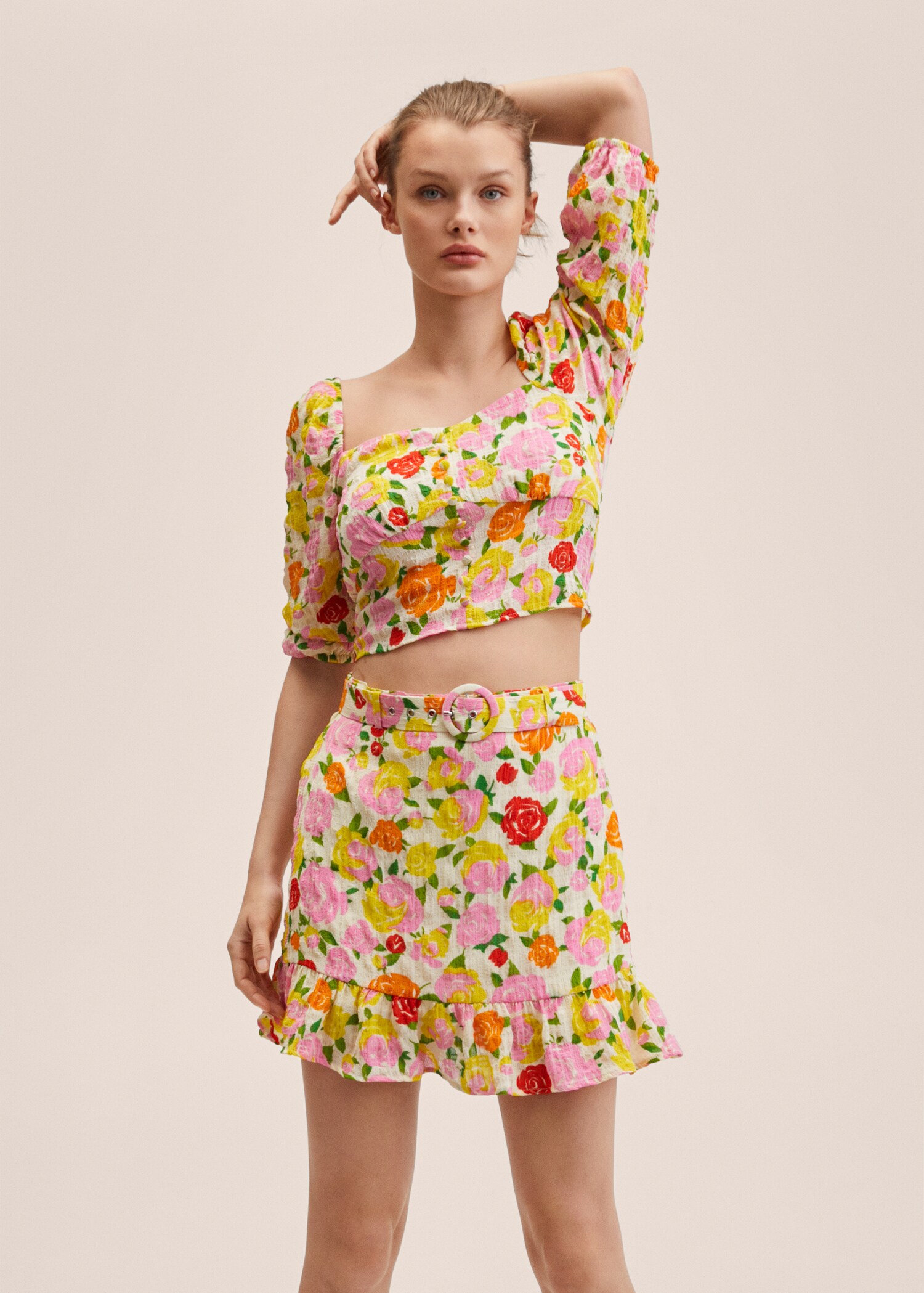 Bluse mit Blumenmuster - Mittlere Ansicht