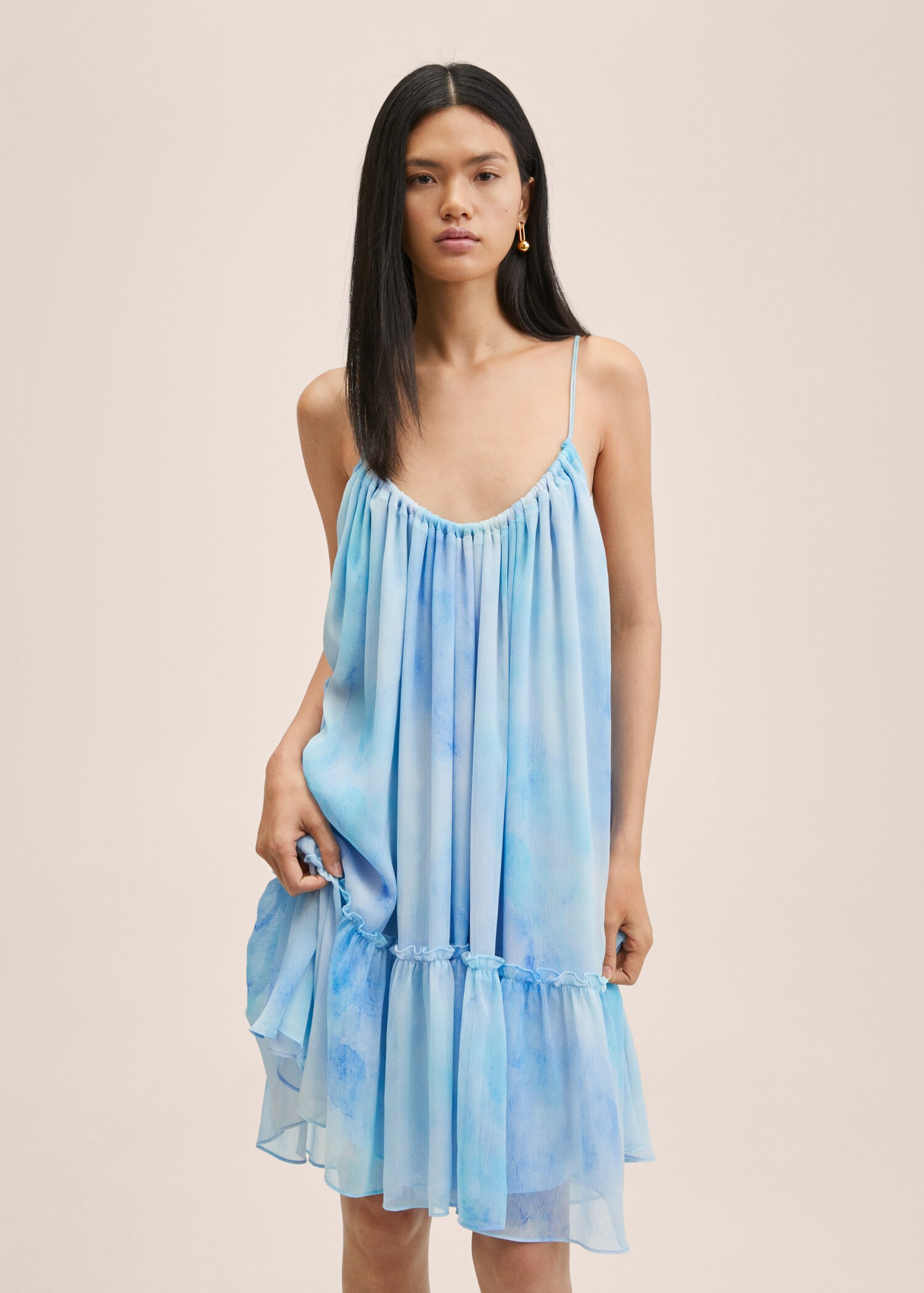 Robe gaze volantée - Plan moyen