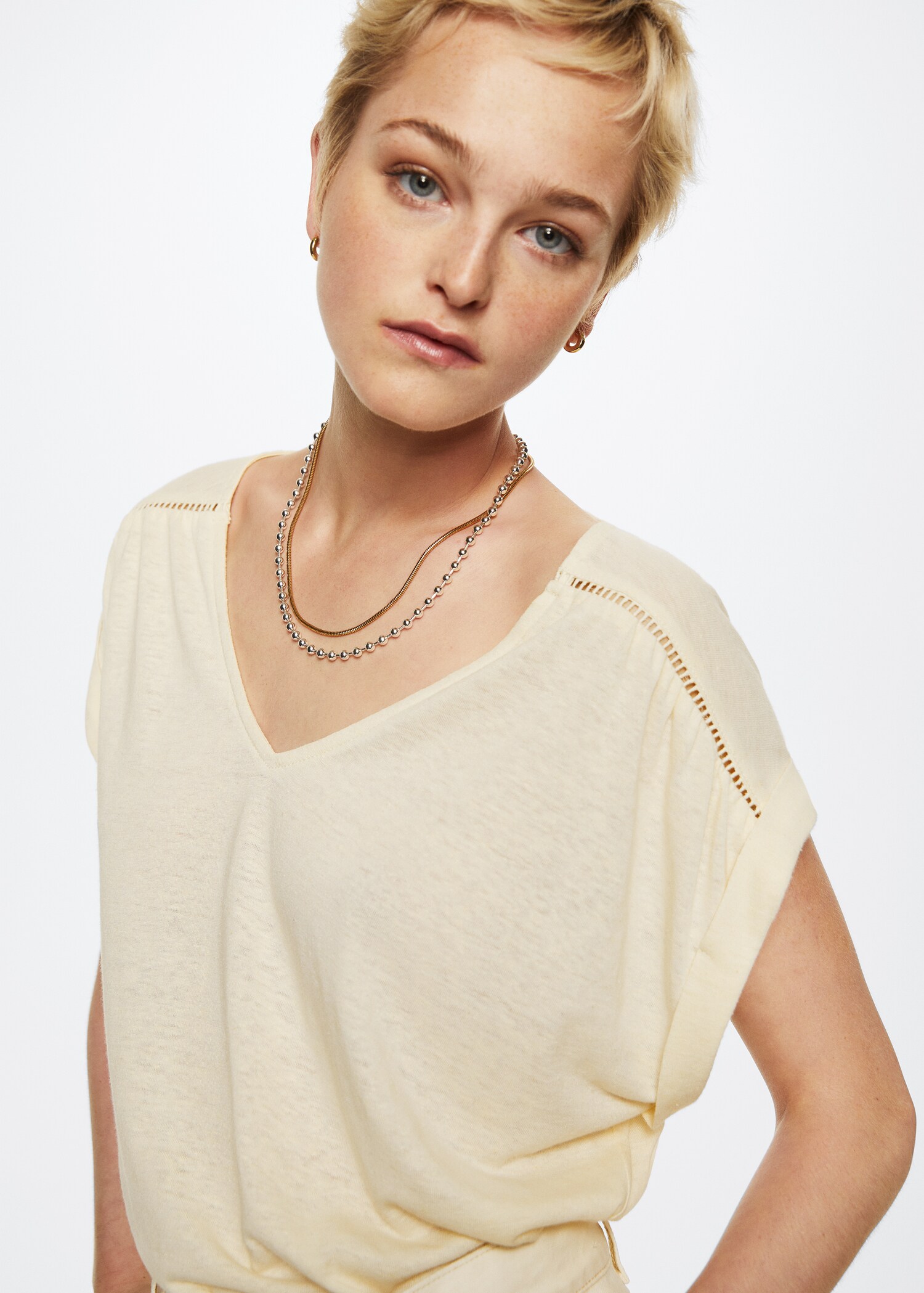 V-neck linen t-shirt - Details of the article 1