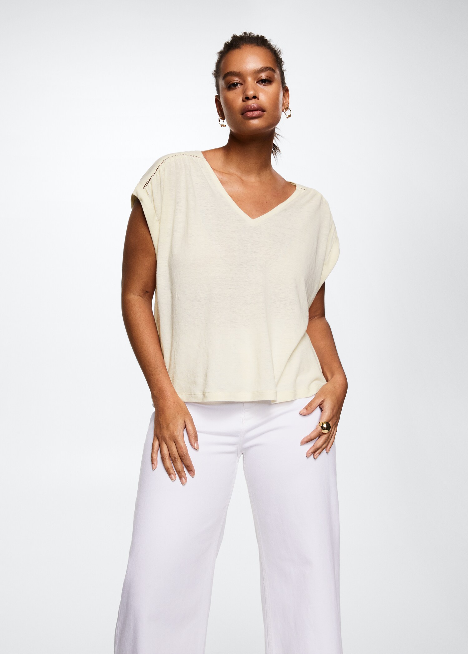 V-neck linen t-shirt - Details of the article 3