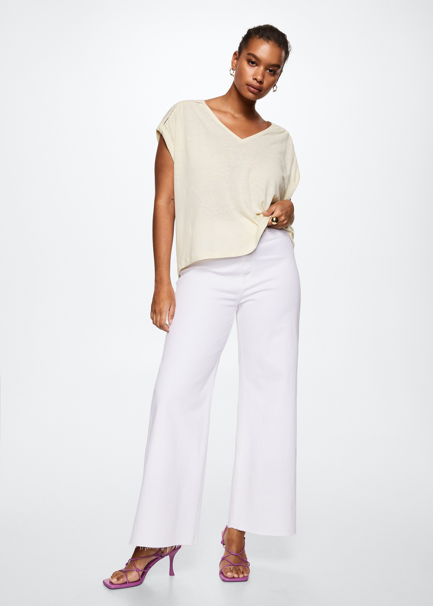 V-neck linen t-shirt - Details of the article 4