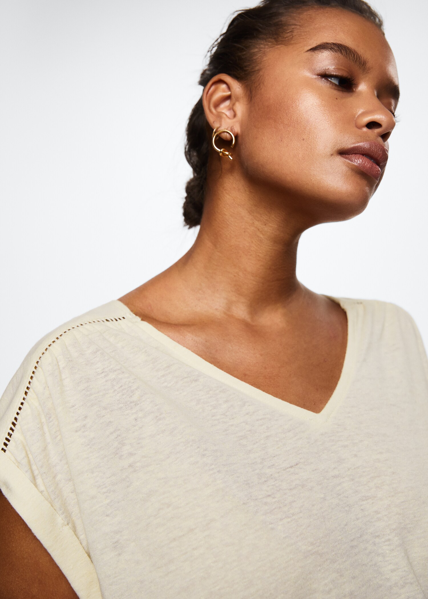 V-neck linen t-shirt - Details of the article 5