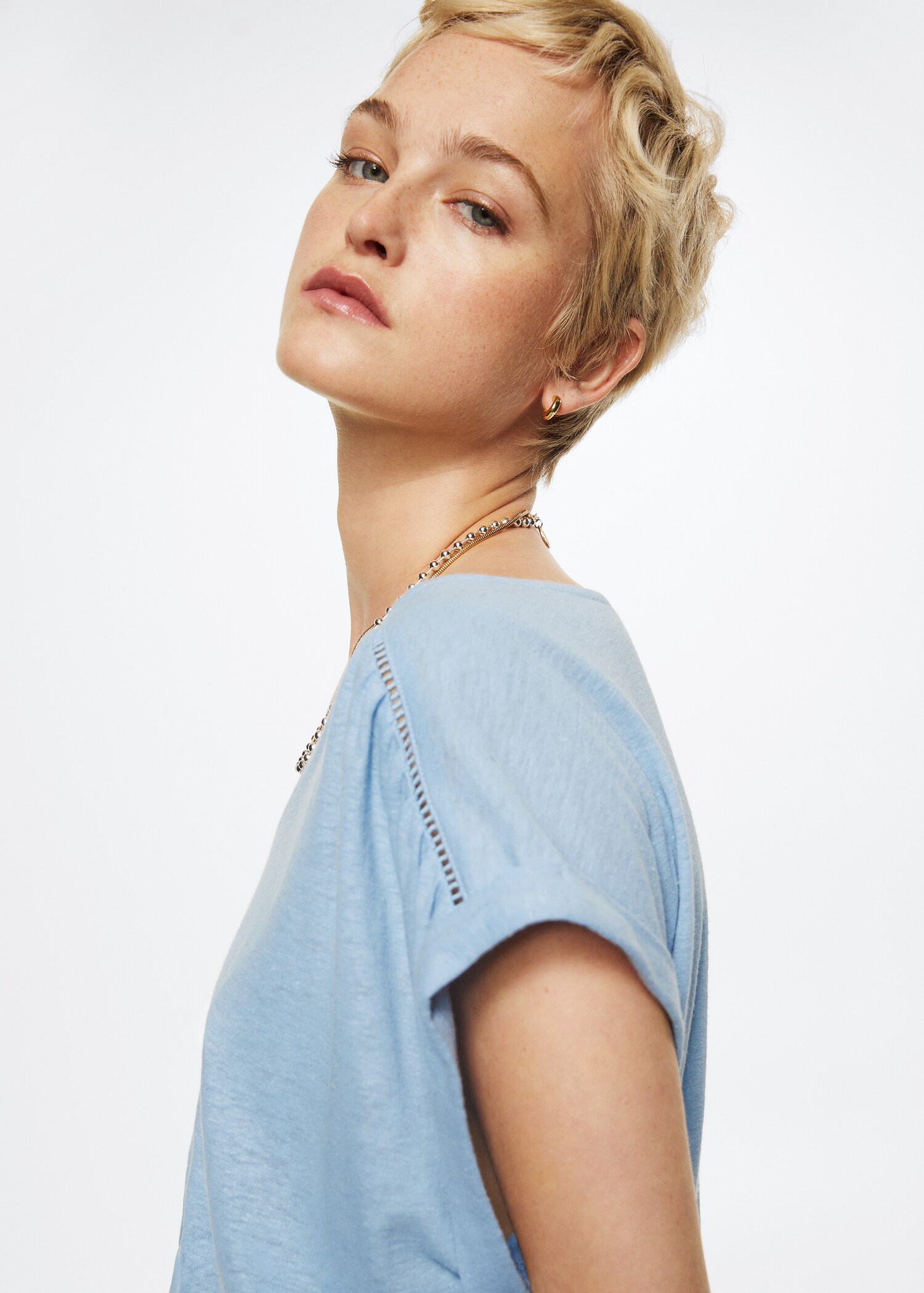 V-neck linen t-shirt - Details of the article 1
