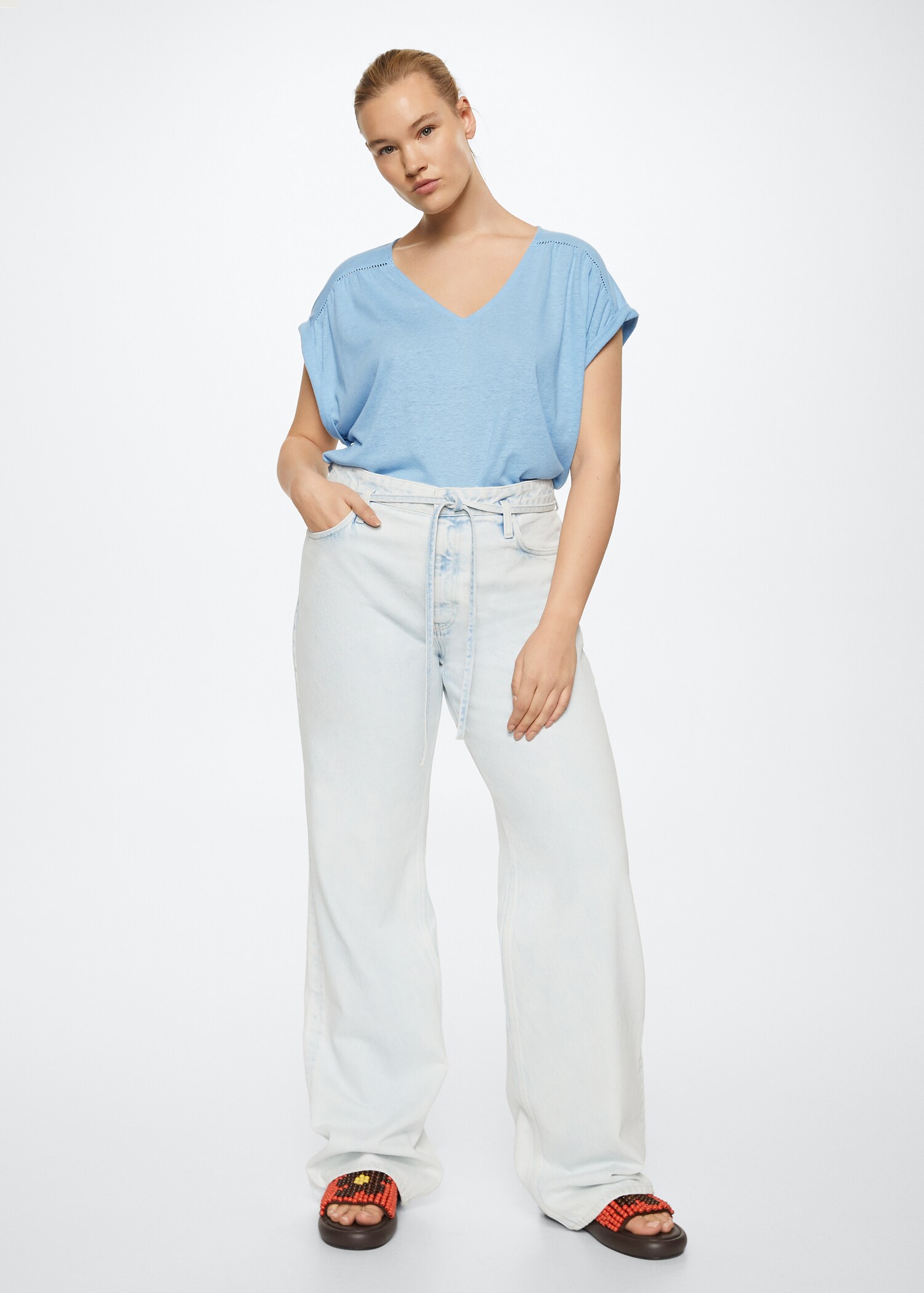 V-neck linen t-shirt - Details of the article 3