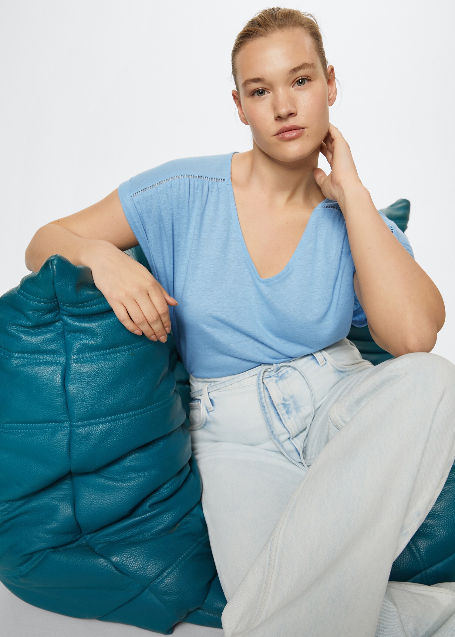 V-neck linen t-shirt - Details of the article 4