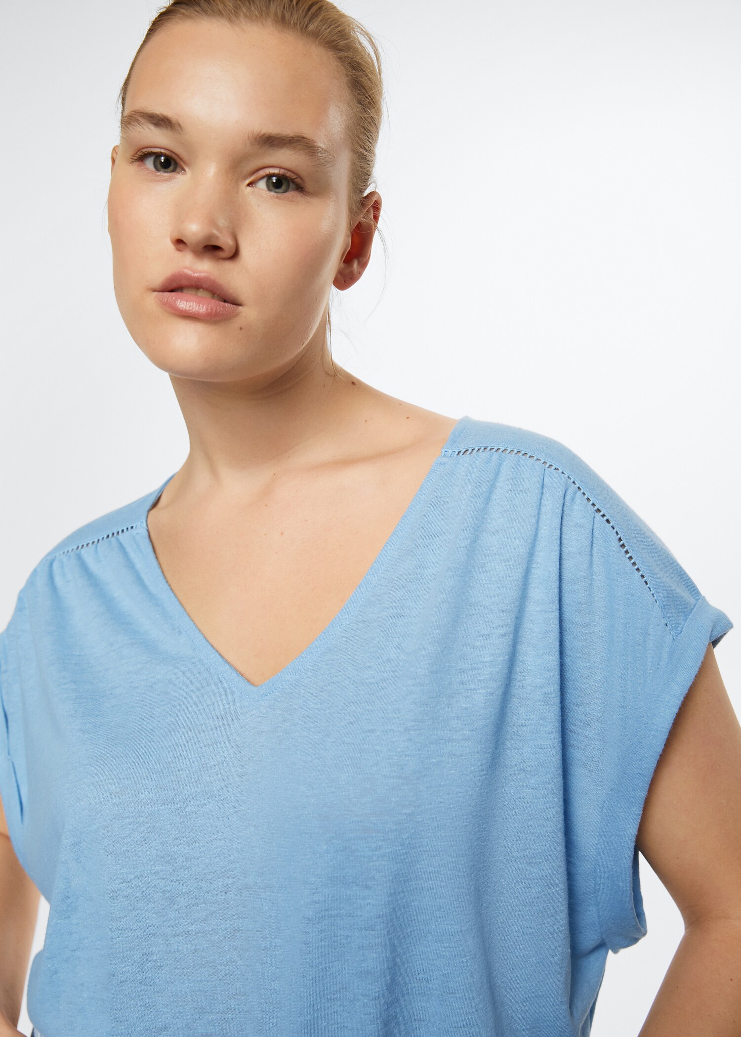 V-neck linen t-shirt - Details of the article 5