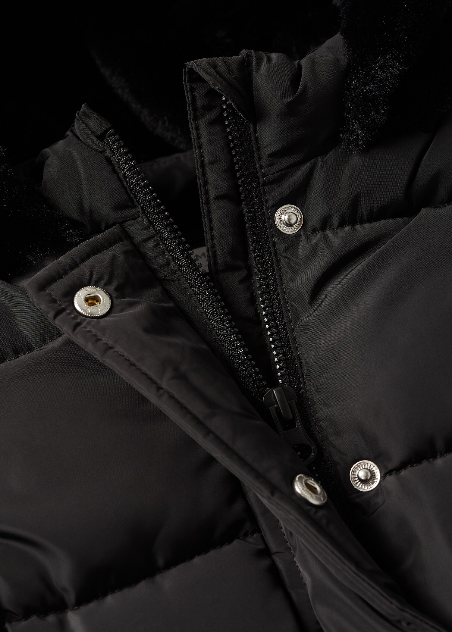 Prošívaný anorak s kapucí s umělou kožešinou - Detail zboží 8