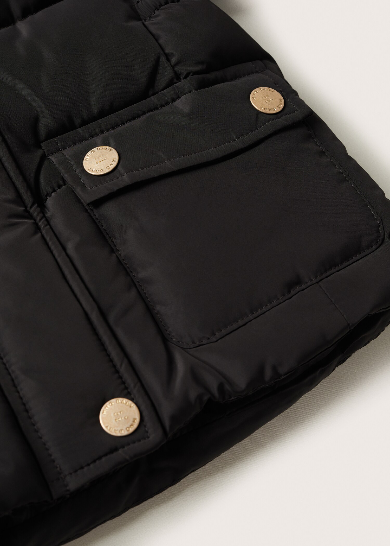 Prošívaný anorak s kapucí s umělou kožešinou - Detail zboží 9
