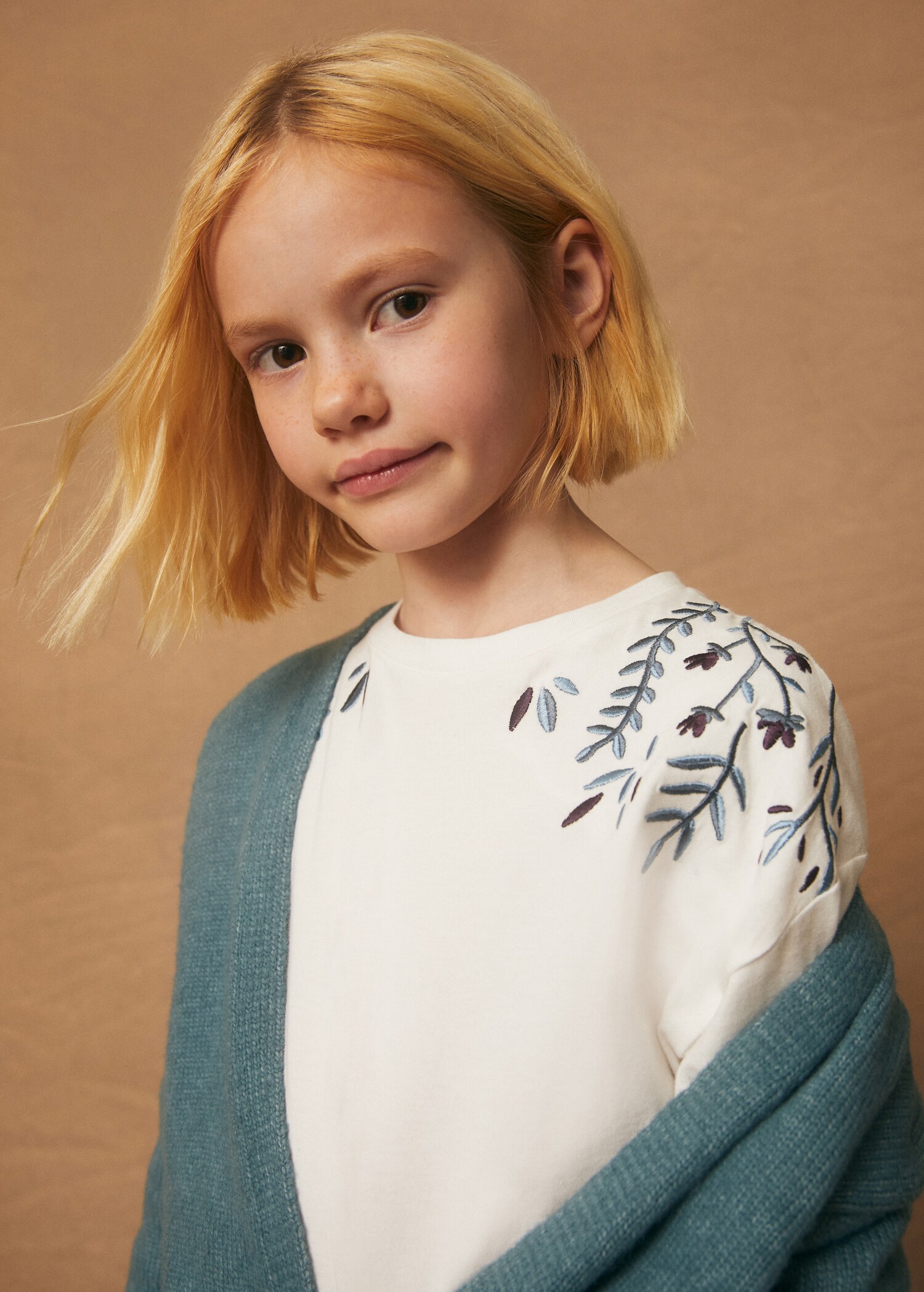 Embroidered long-sleeved t-shirt - Details of the article 5