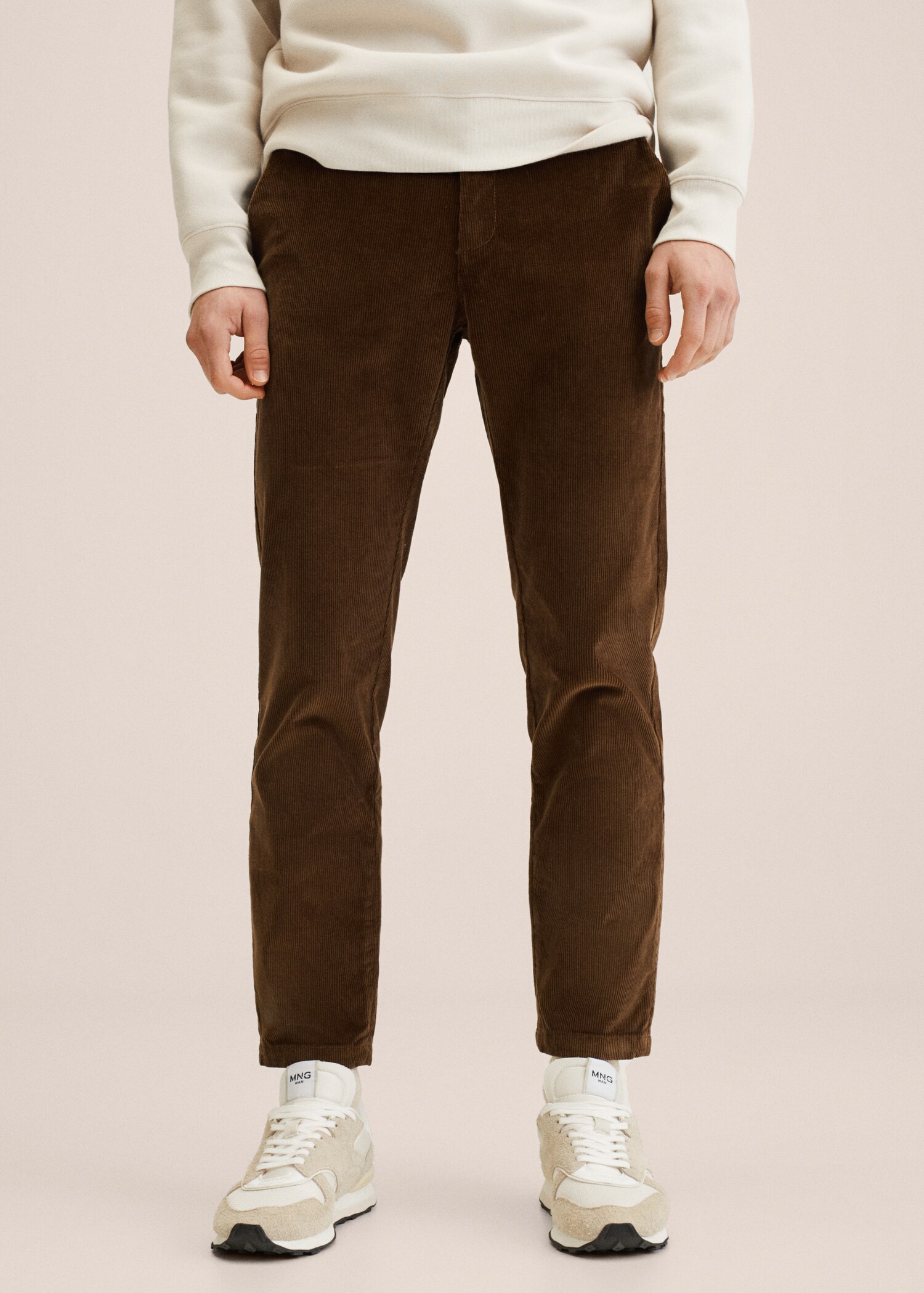 Pantalón tapered crop pana - Plano medio