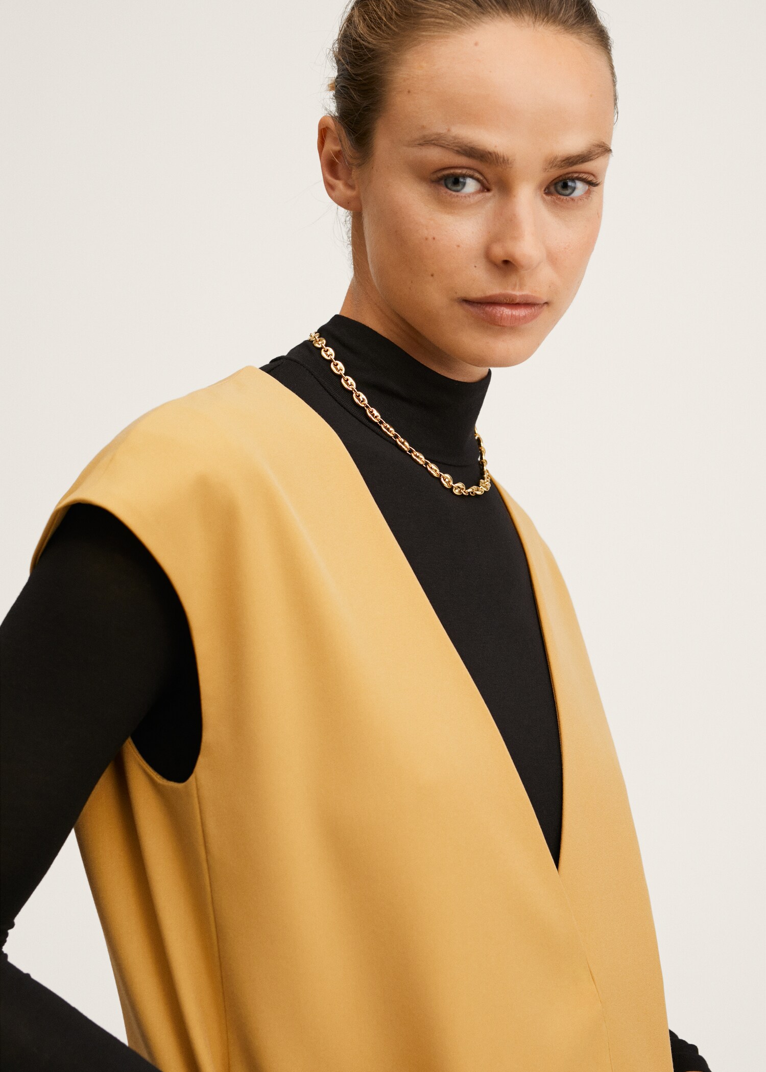 Oversized gilet with pockets - Details of the article 1