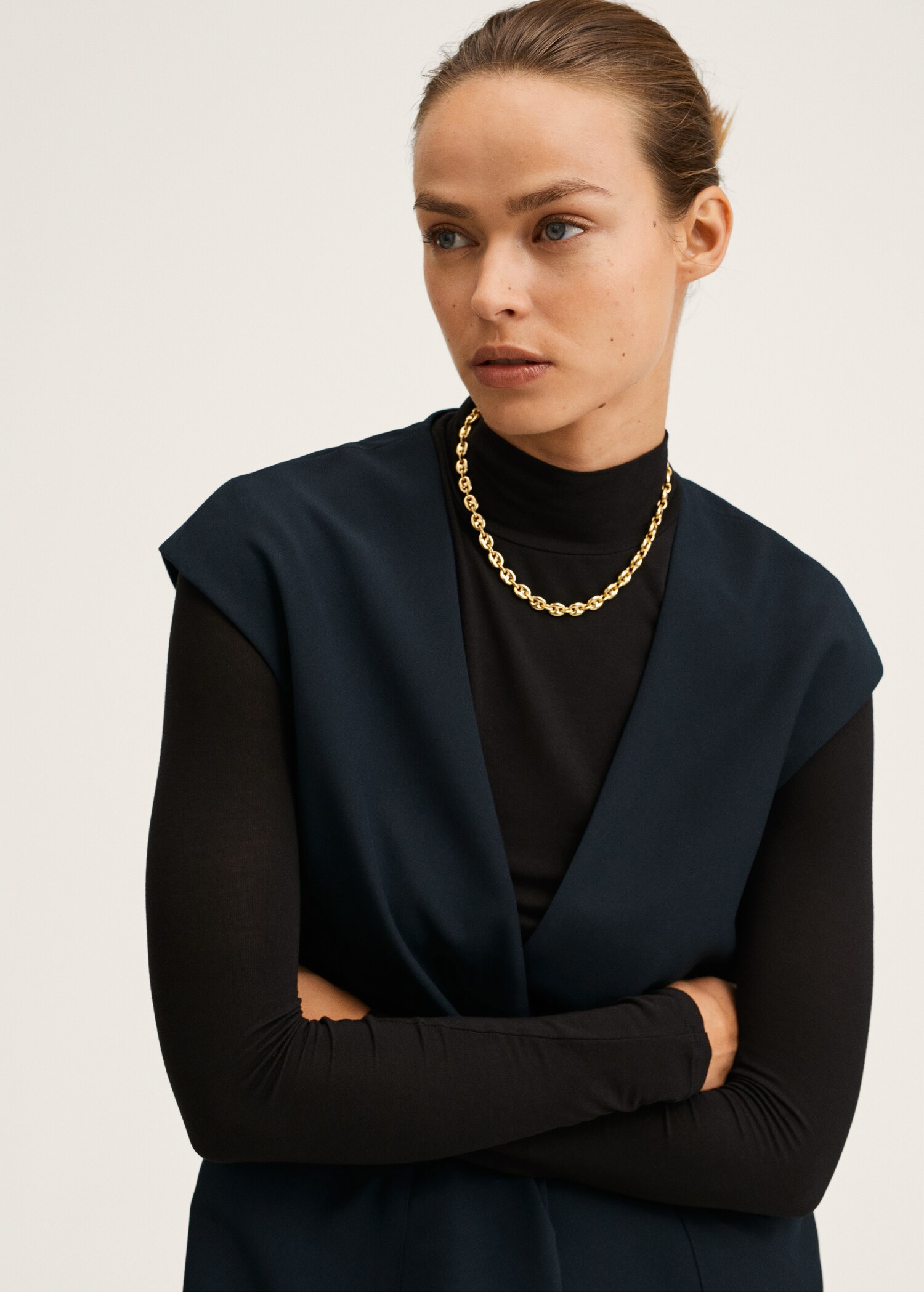 Oversized gilet with pockets - Details of the article 1