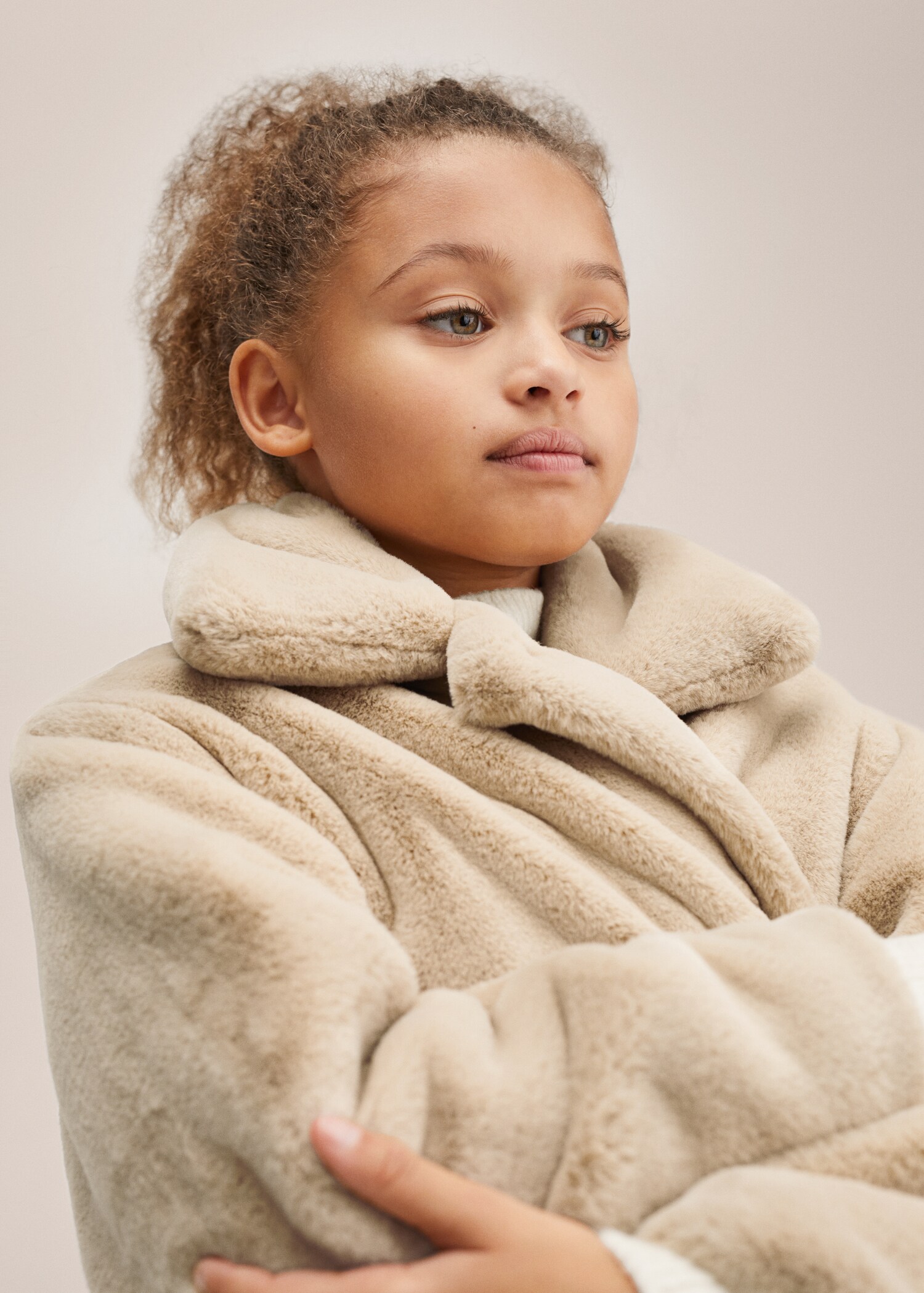 Coat with fur-effect lapels - Details of the article 1