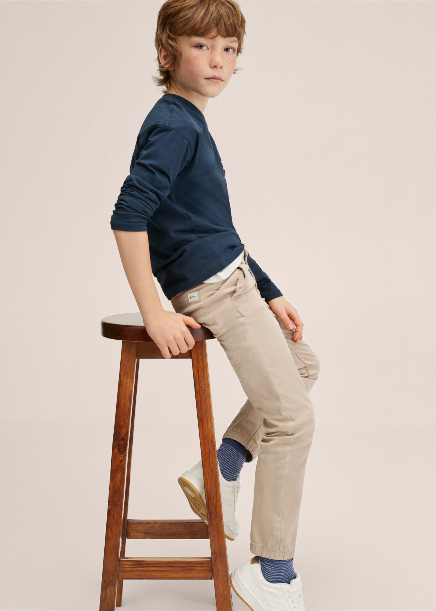 Kalhoty slim fit s pruženkou na lemu - Náhled ve středové rovině