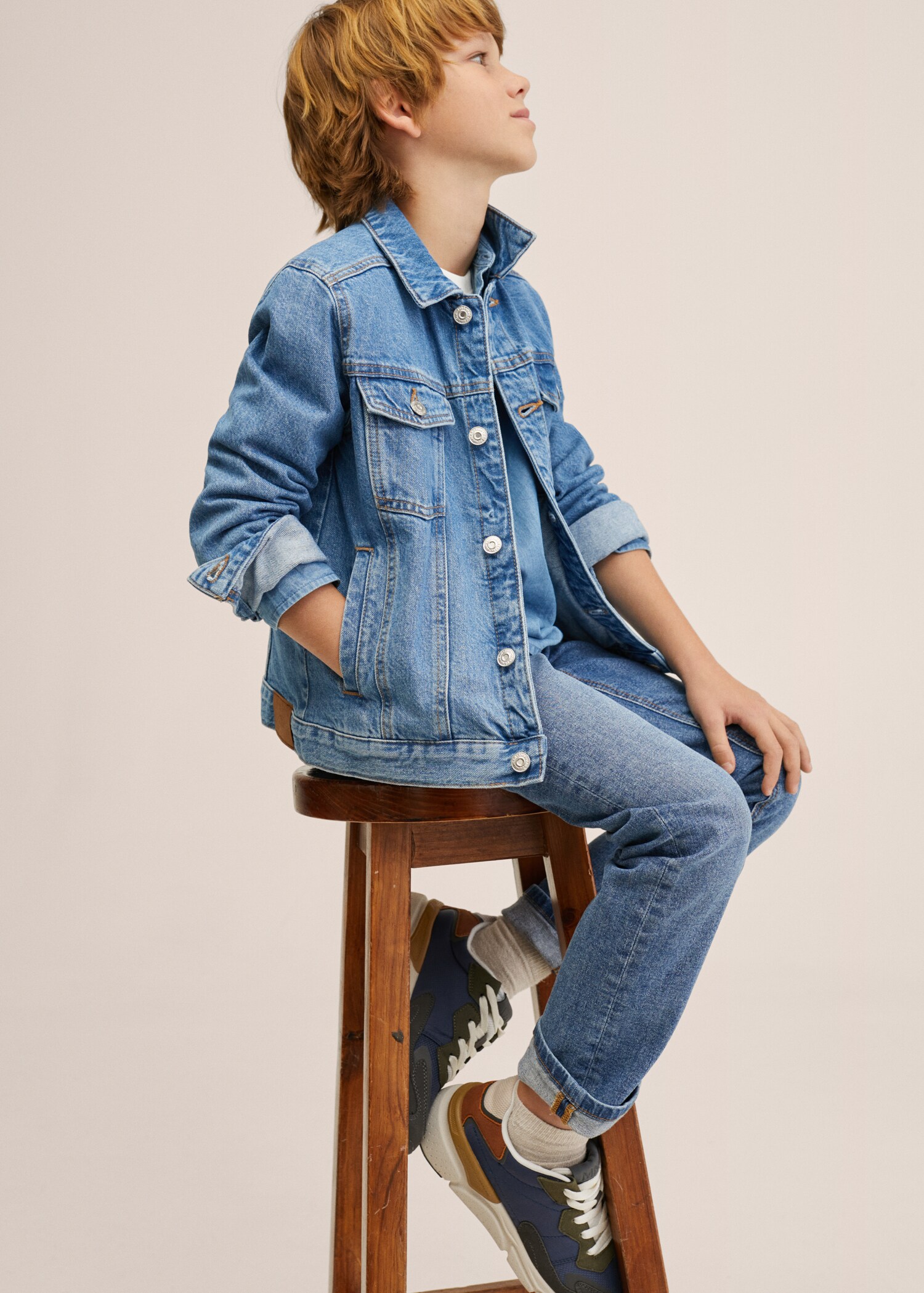 Chaqueta vaquera bolsillos  - Plano medio