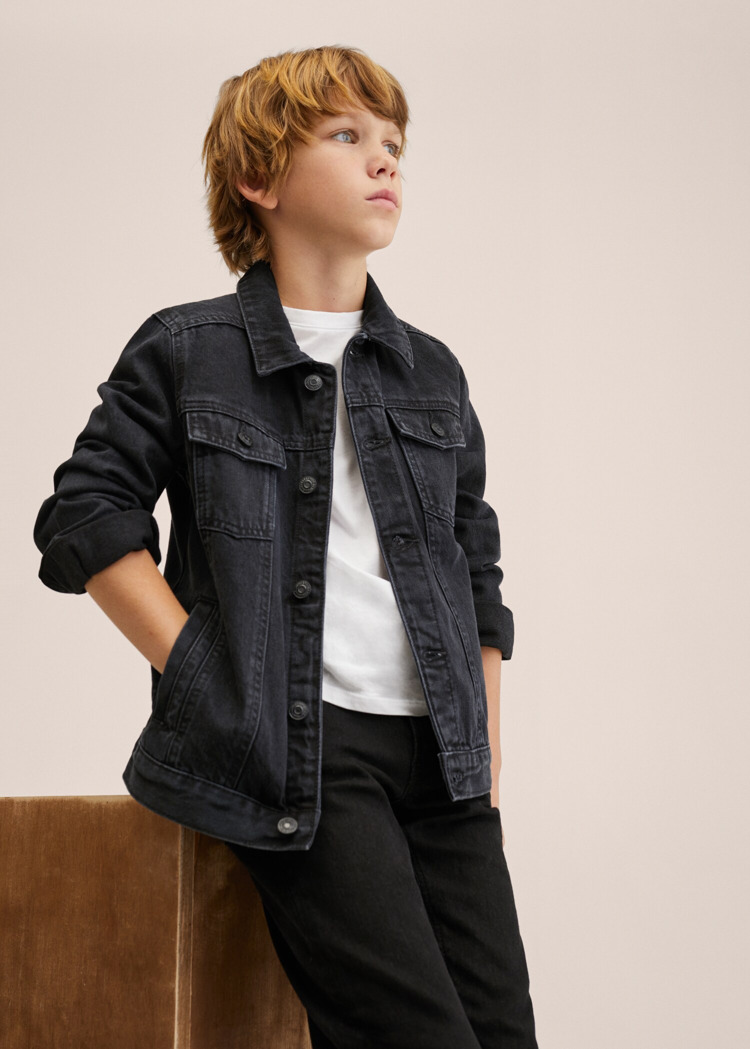 Chaqueta vaquera bolsillos  - Plano medio