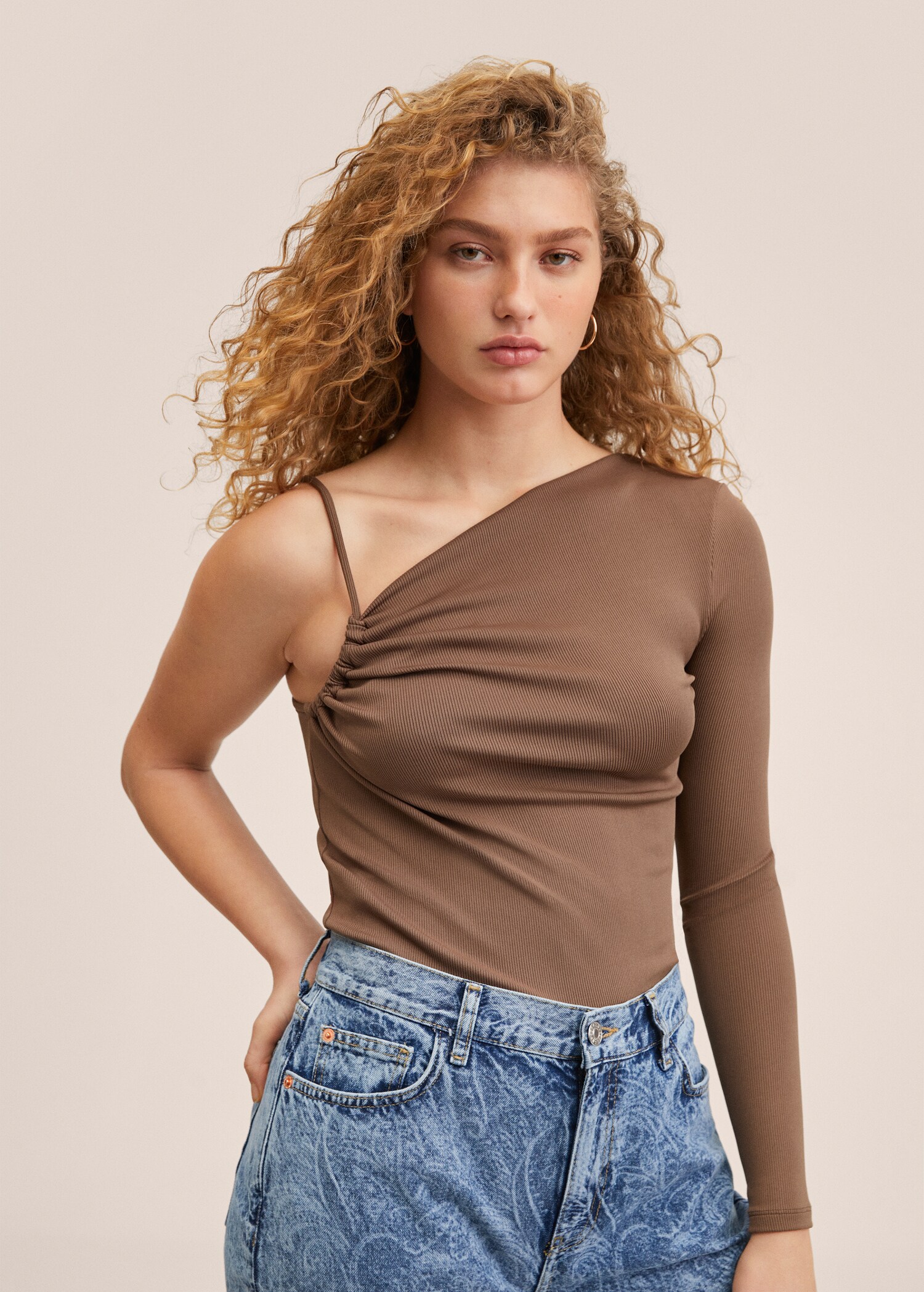 T-shirt côtelé asymétrique - Plan moyen