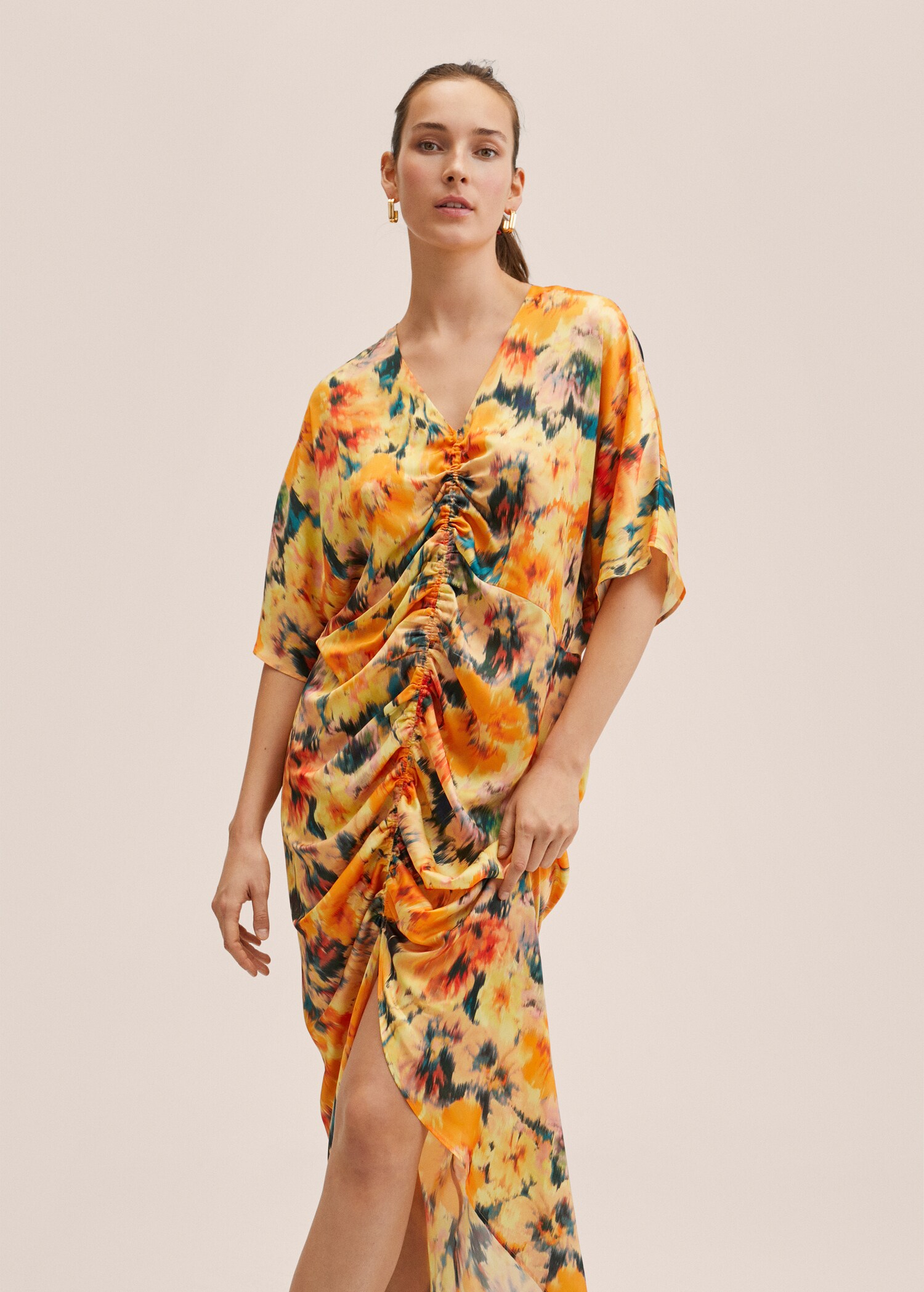 Vestido fruncido estampado - Plano medio