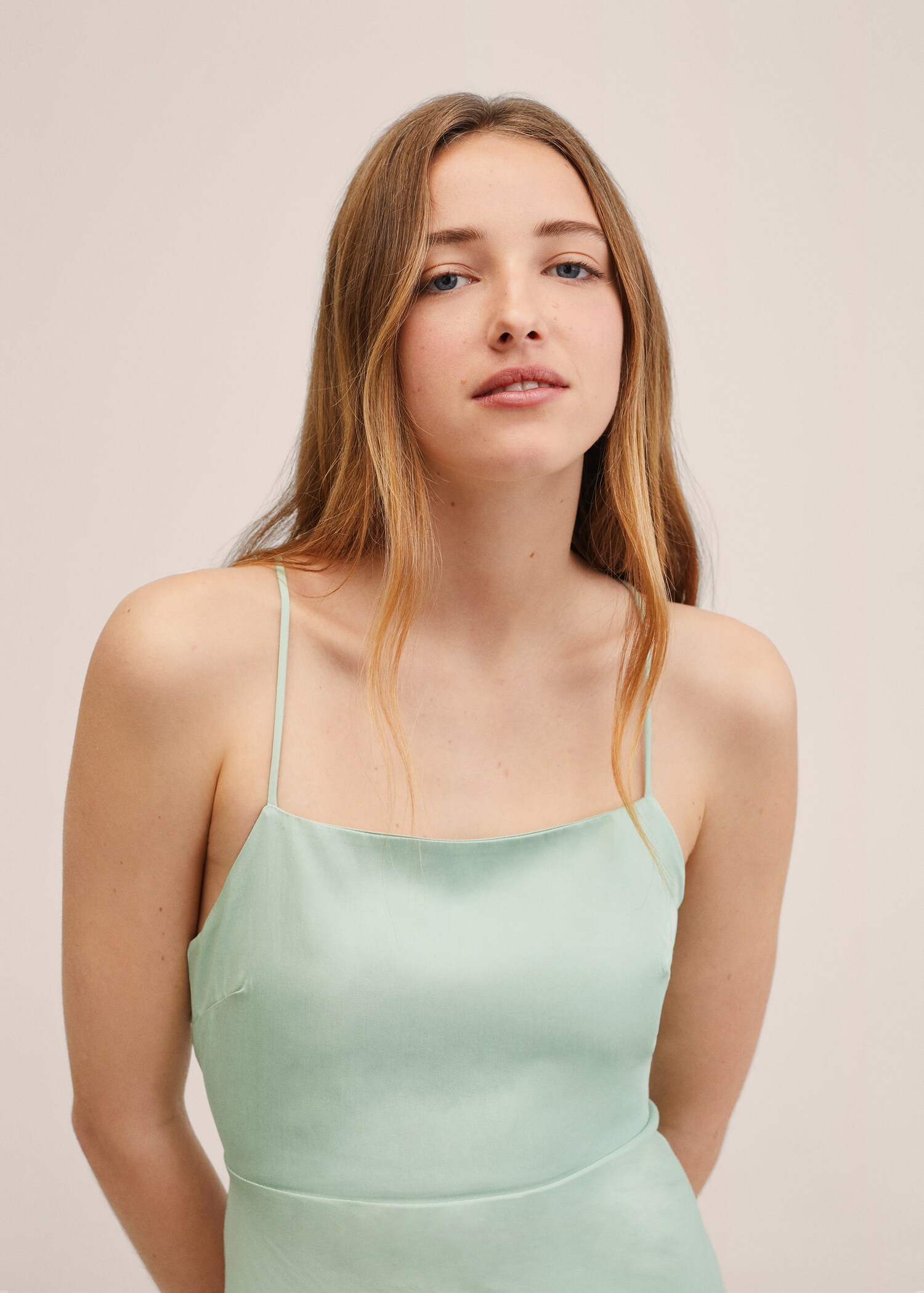 Fließendes Kleid mit Schlitz - Detail des Artikels 2