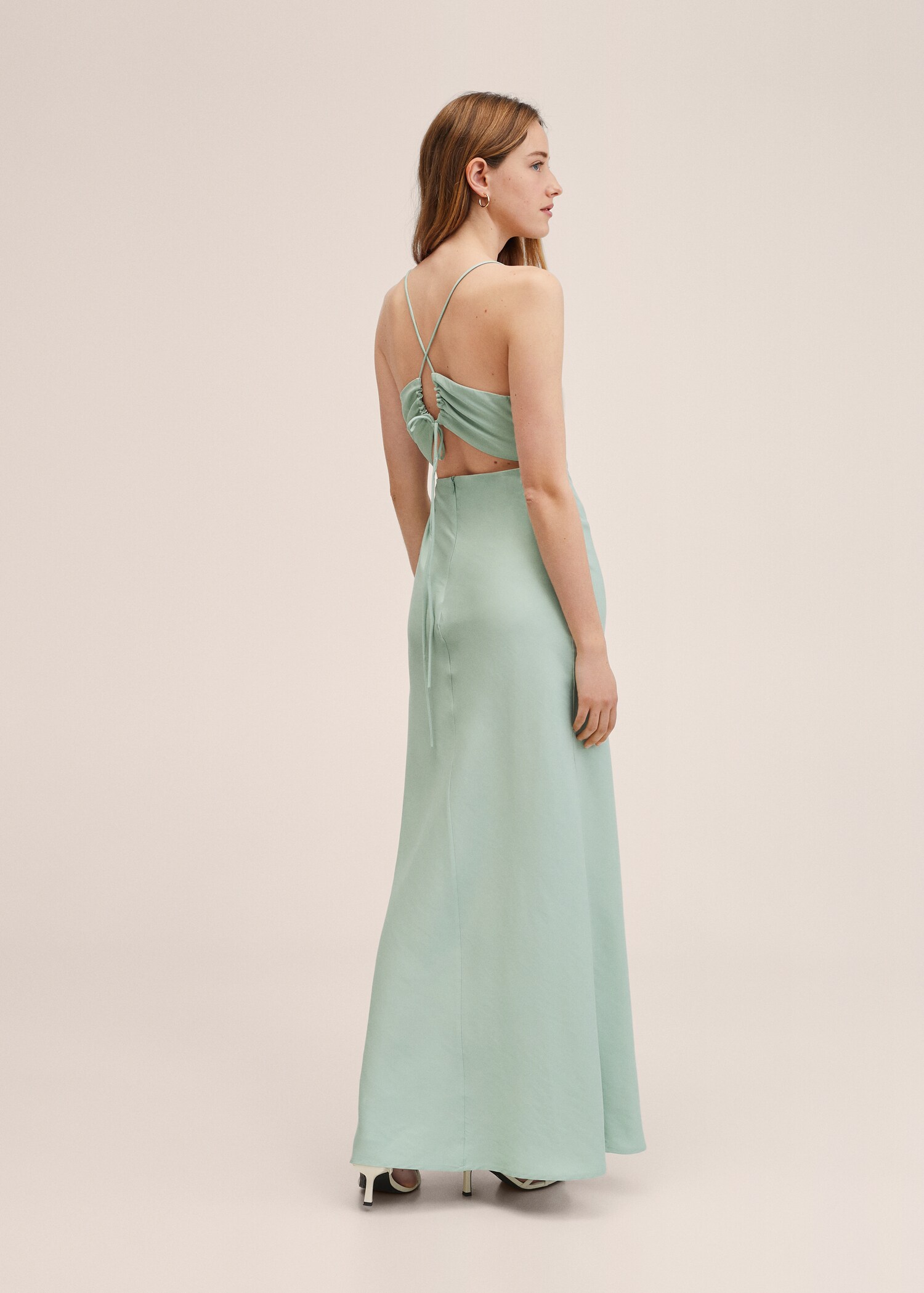 Fließendes Kleid mit Schlitz - Rückseite des Artikels