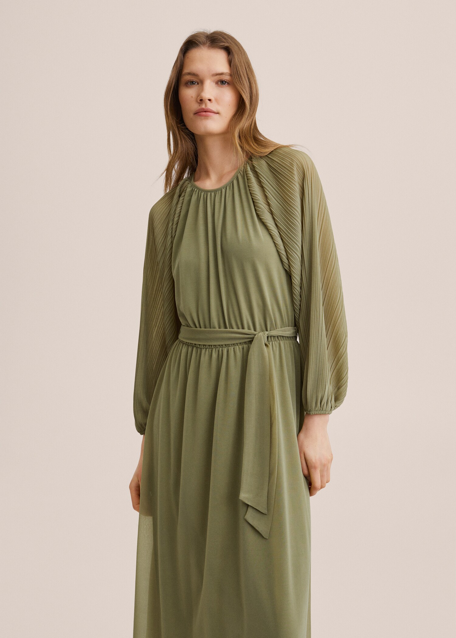 Vestido plisado cinturón - Plano medio