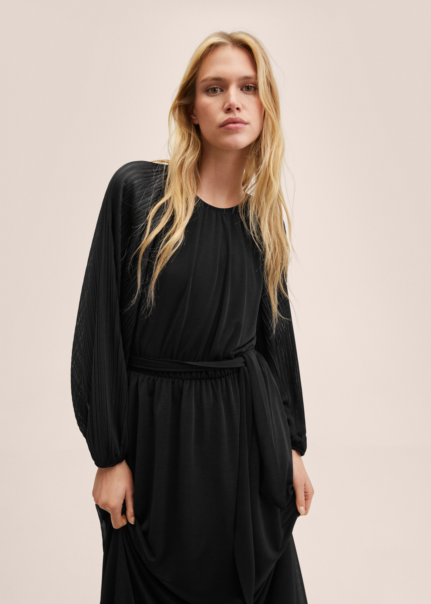 Vestido plisado cinturón - Plano medio