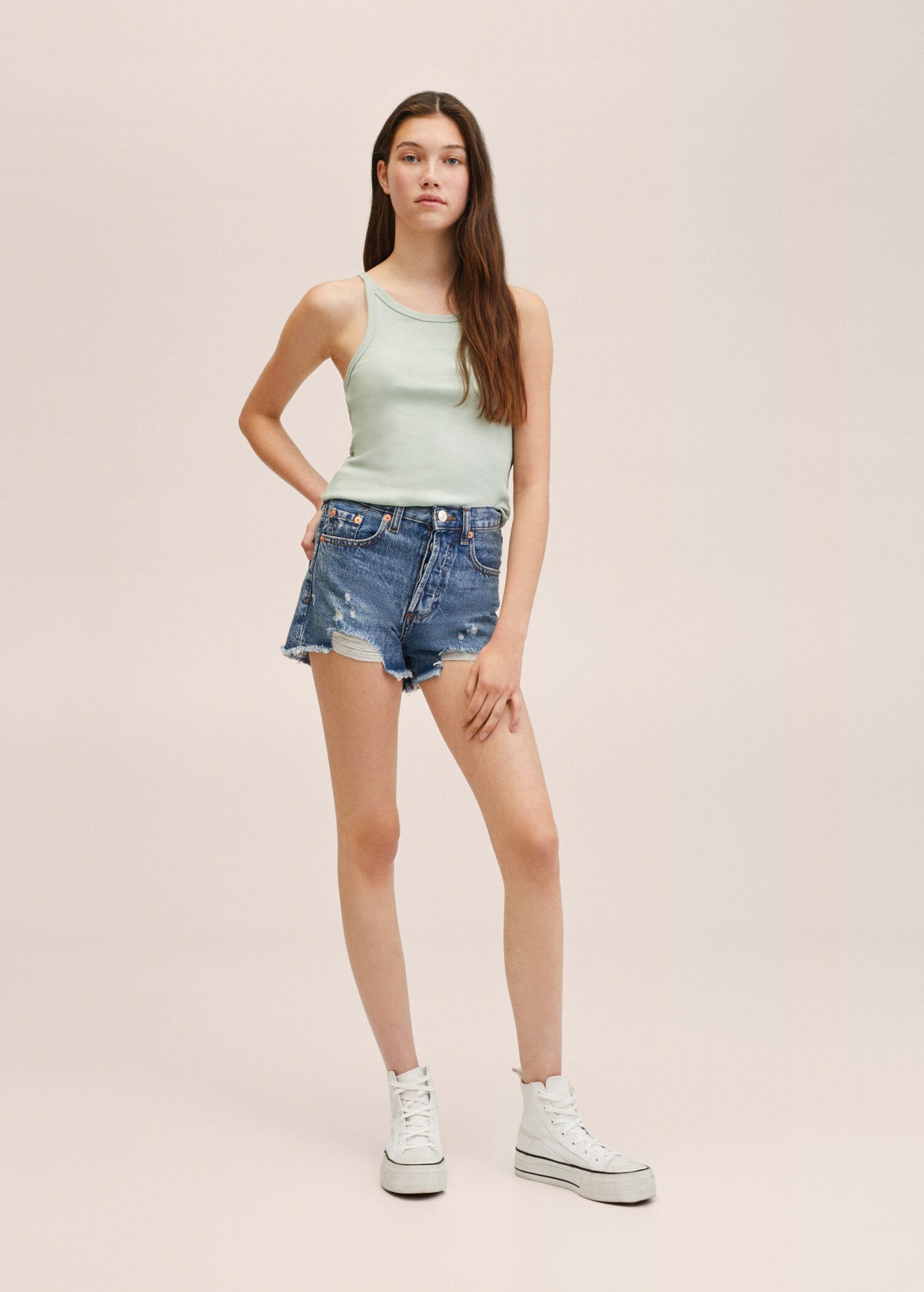 Short denim rotos decorativos - Plano medio