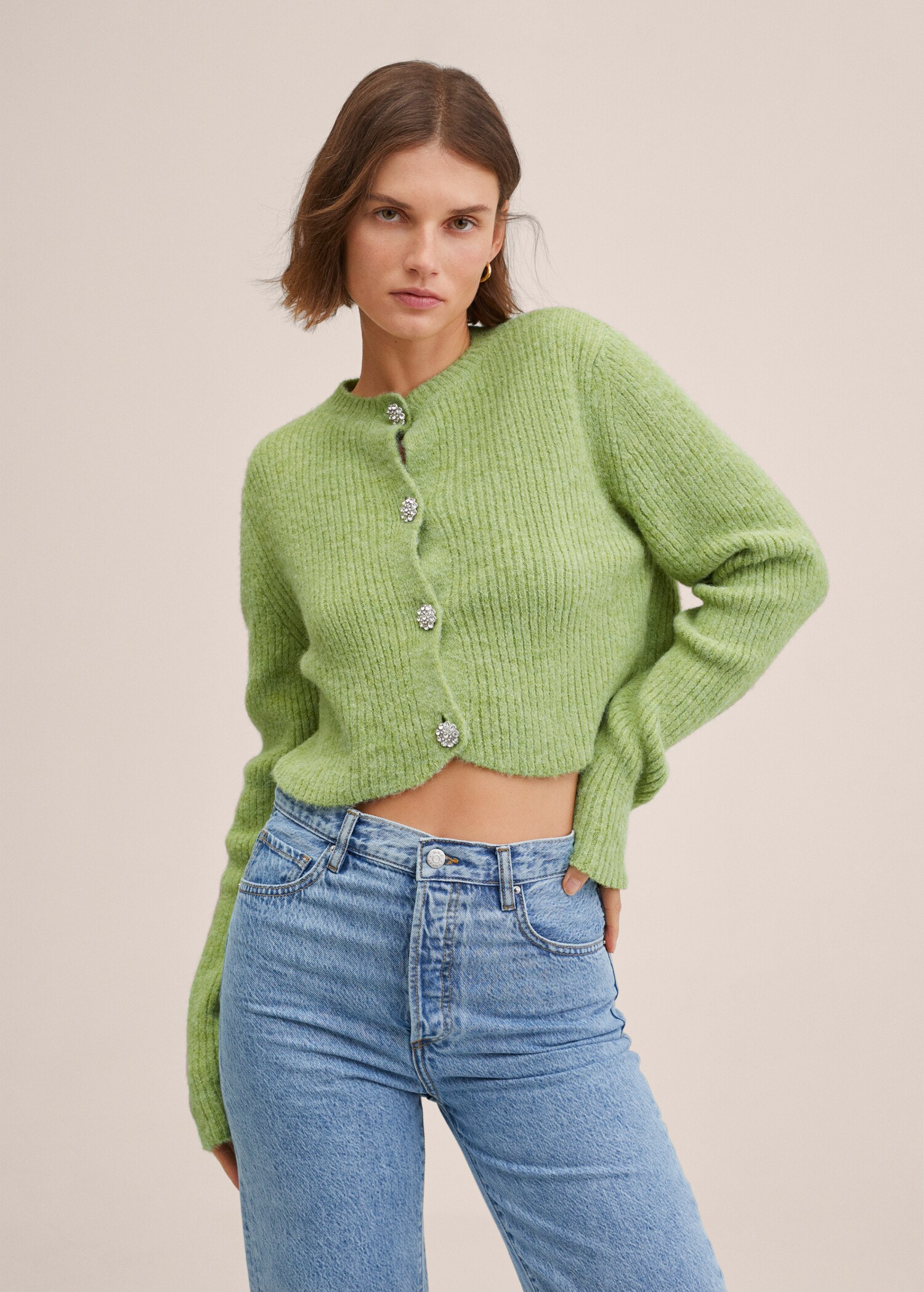 Cardigan punto botones joya  - Plano medio