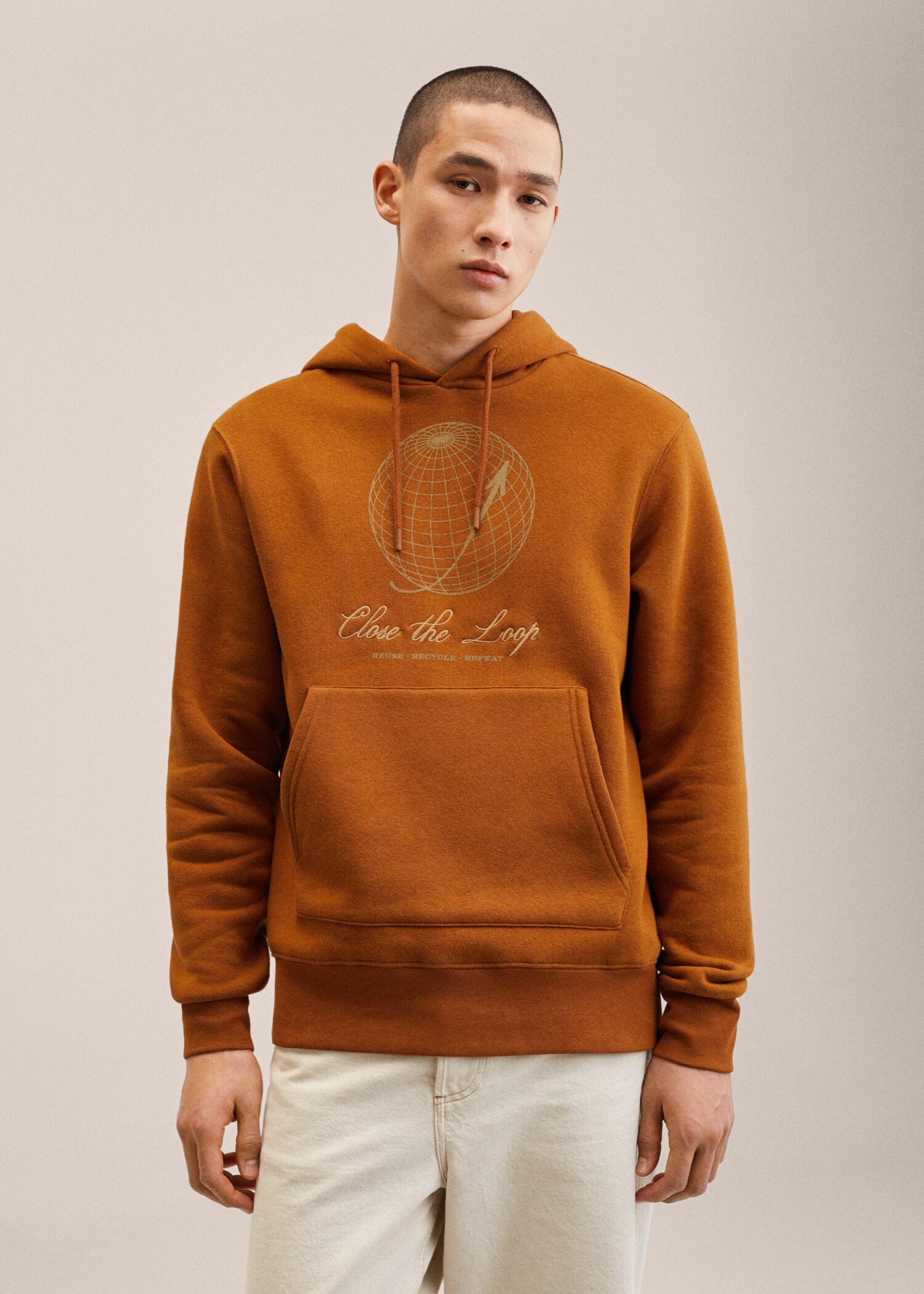 Sudadera canguro capucha - Plano medio