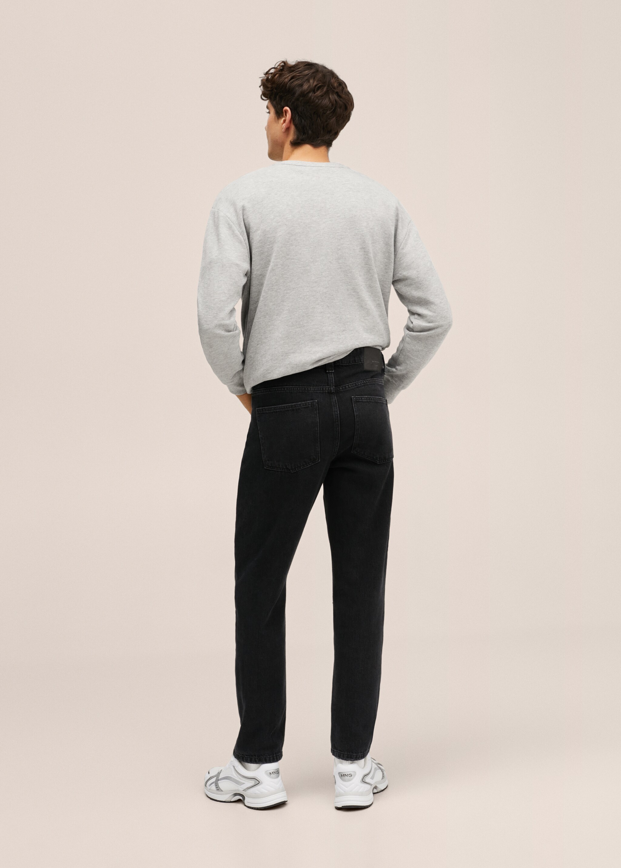 Slim Jeans mit dekorativen Rissen - Rückseite des Artikels
